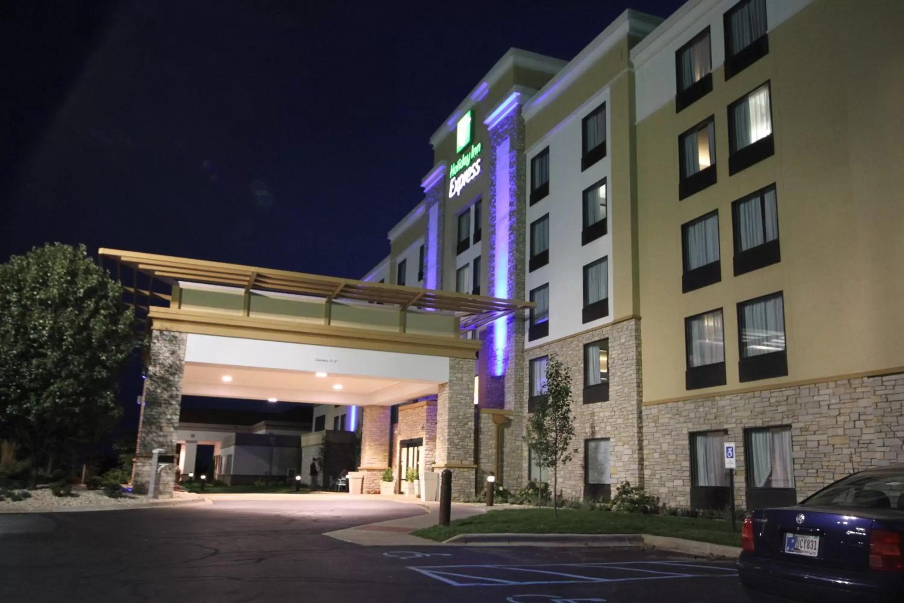 Property building in Holiday Inn Express Janesville-I-90 & US Highway 14 by IHG Property building in Holiday Inn Express Janesville-I-90 & US Highway 14 by IHG