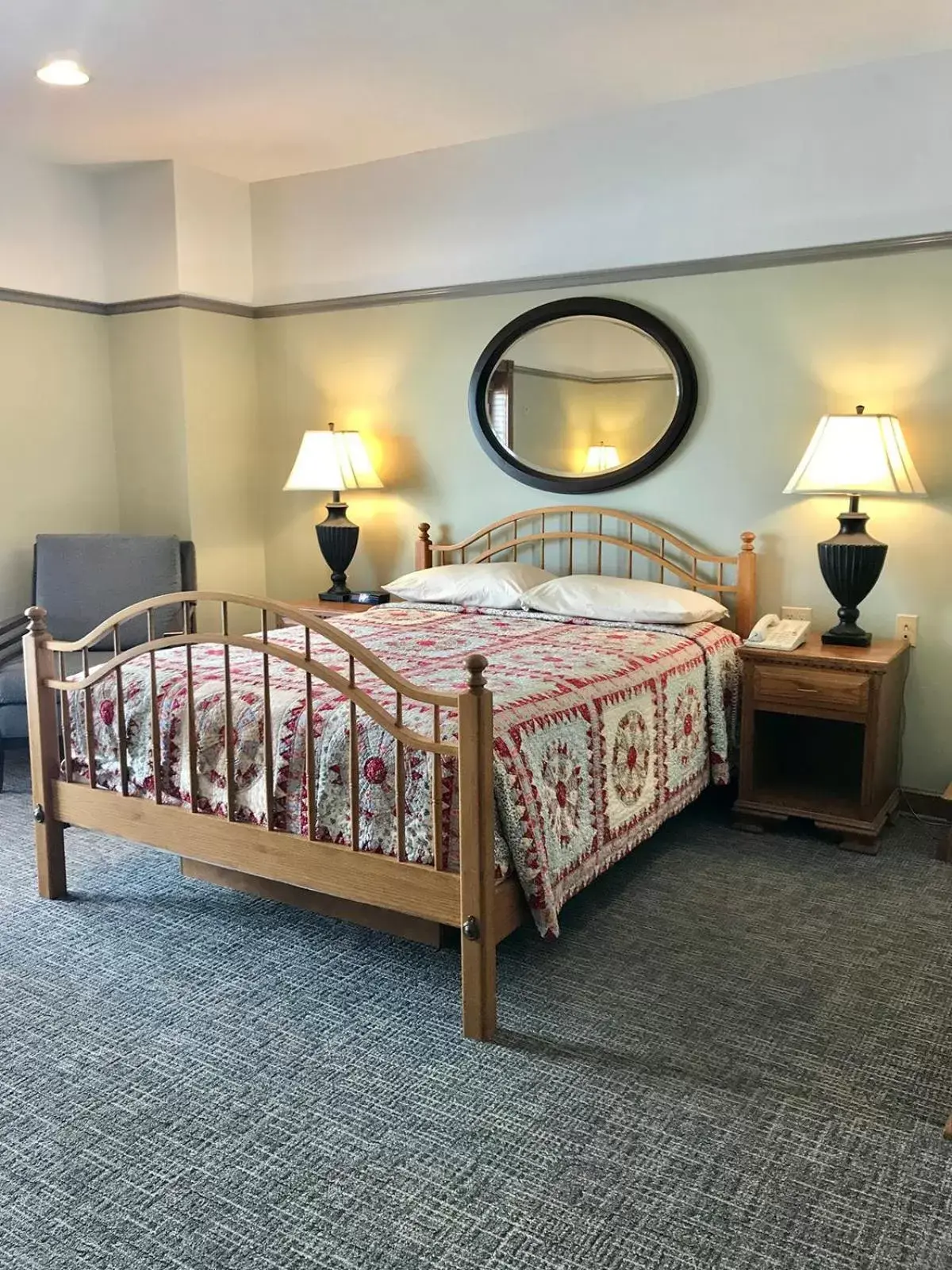 Bed in Carlisle Inn Walnut Creek