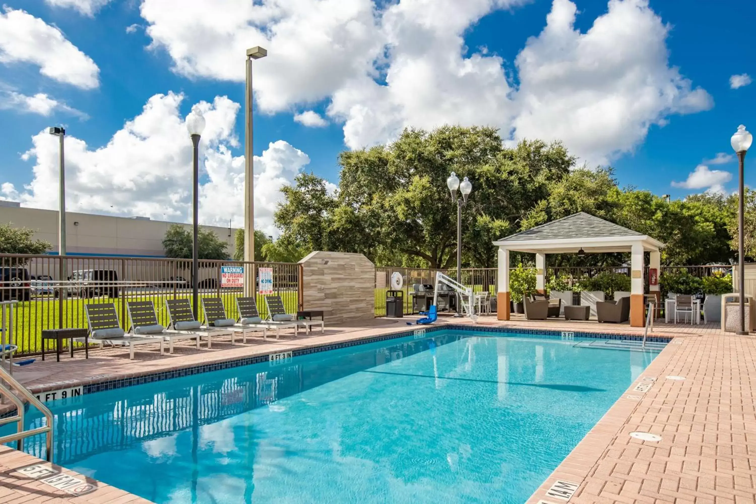 Pool view, Swimming Pool in Sonesta Simply Suites Miami Airport Doral