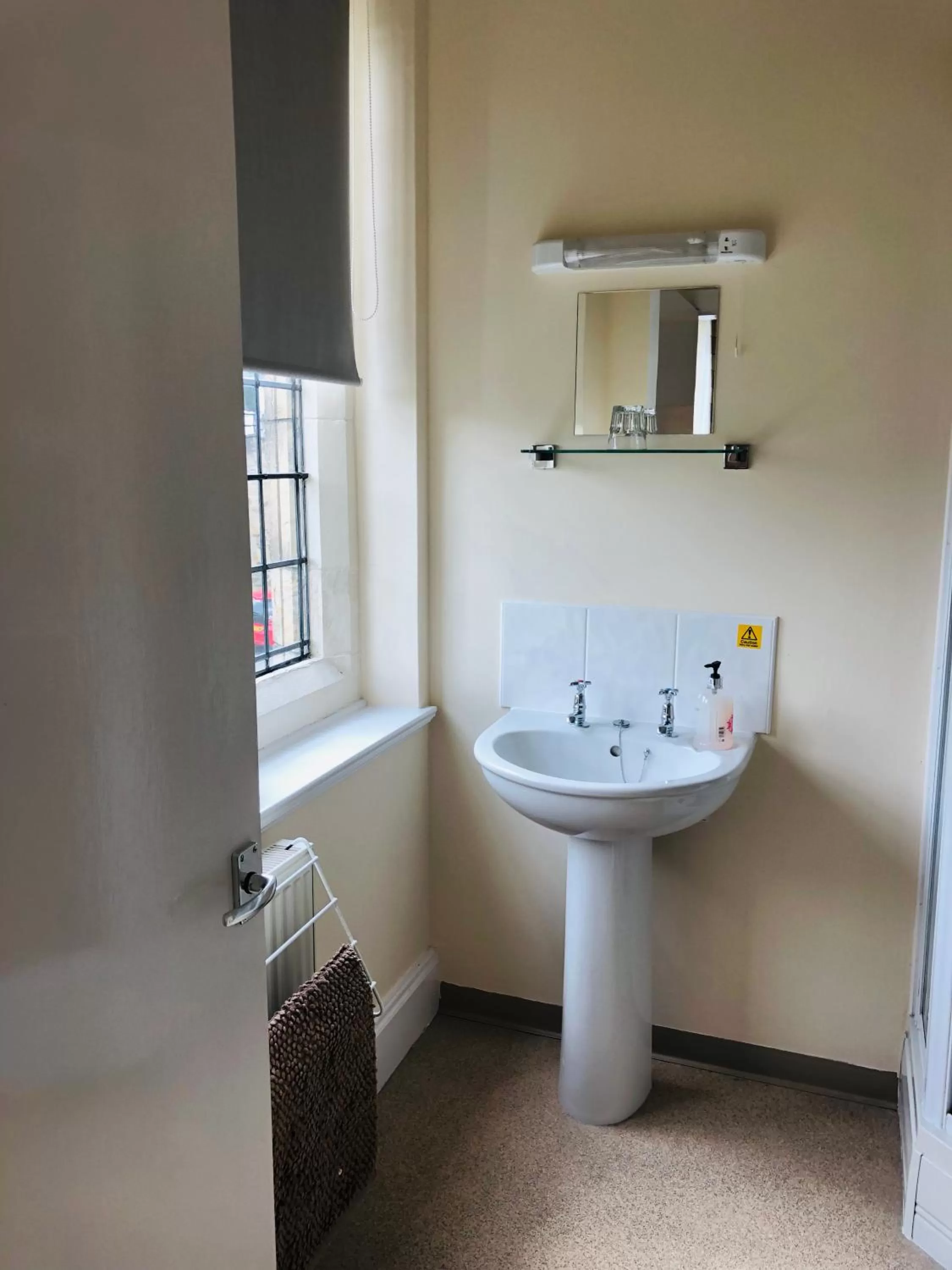 Bathroom in Mirfield Monastery B&B