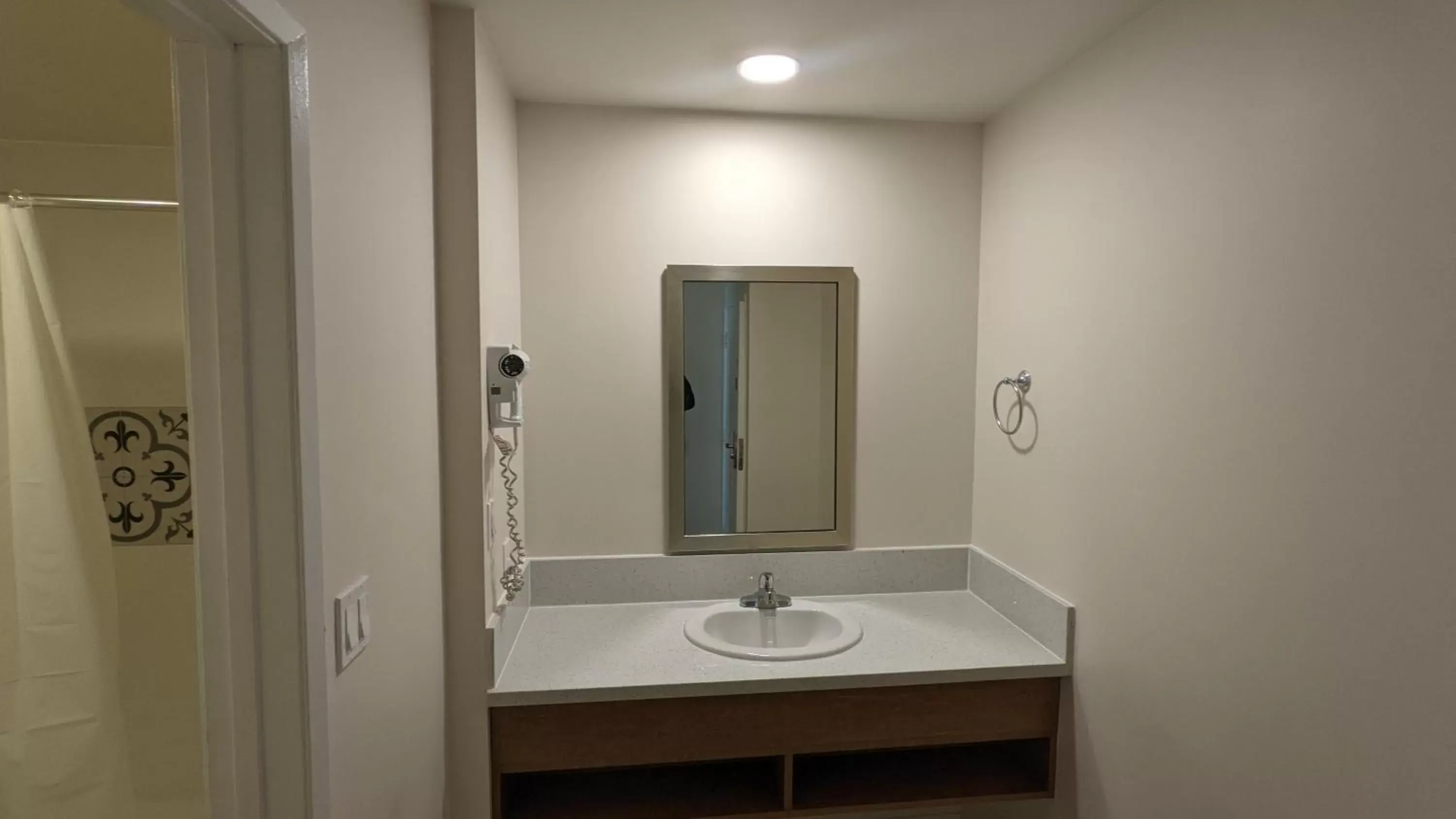 Bathroom in Brookhurst Plaza Inn