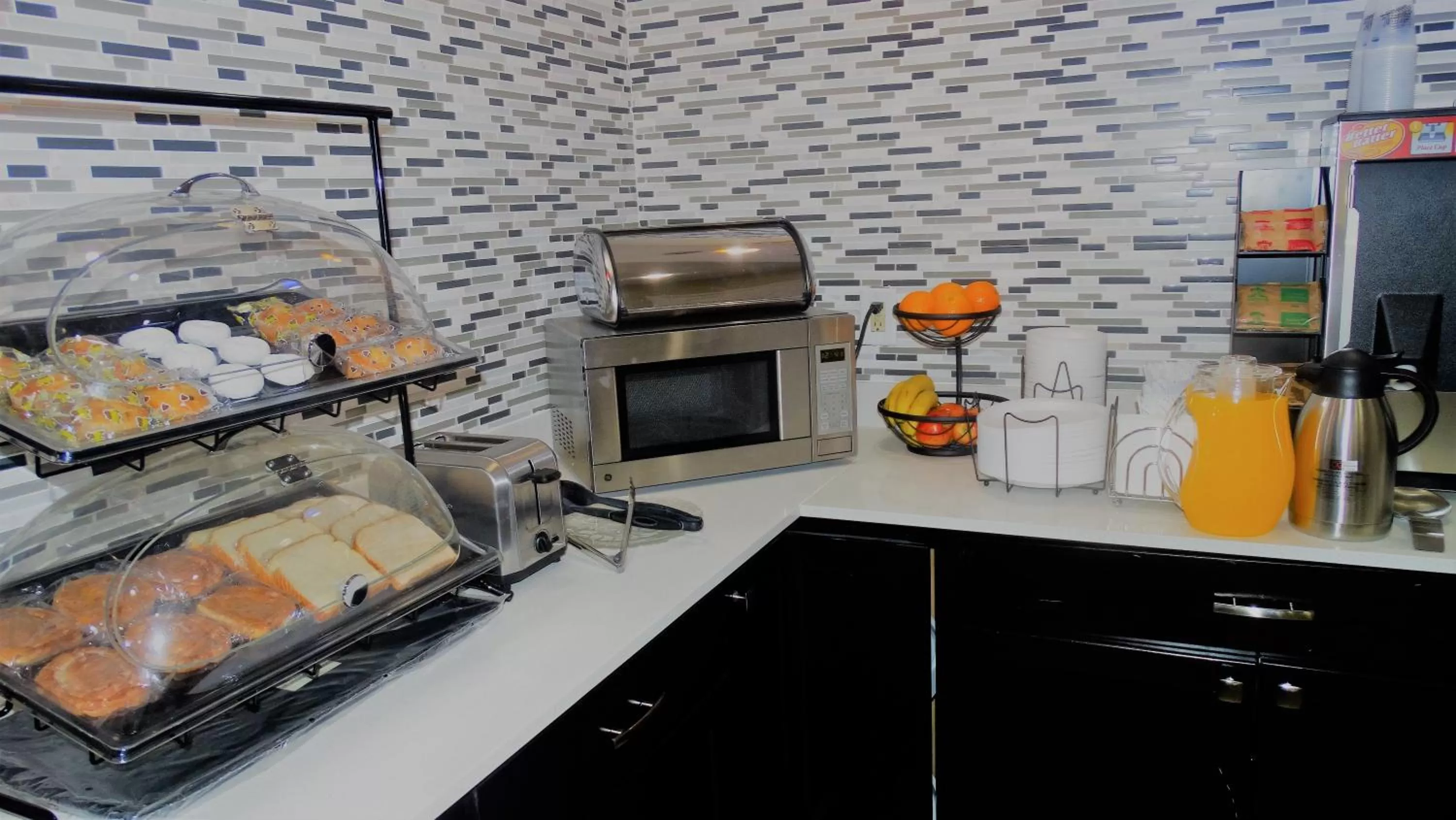 Continental breakfast, Kitchen/Kitchenette in Oak Tree Inn & Suites