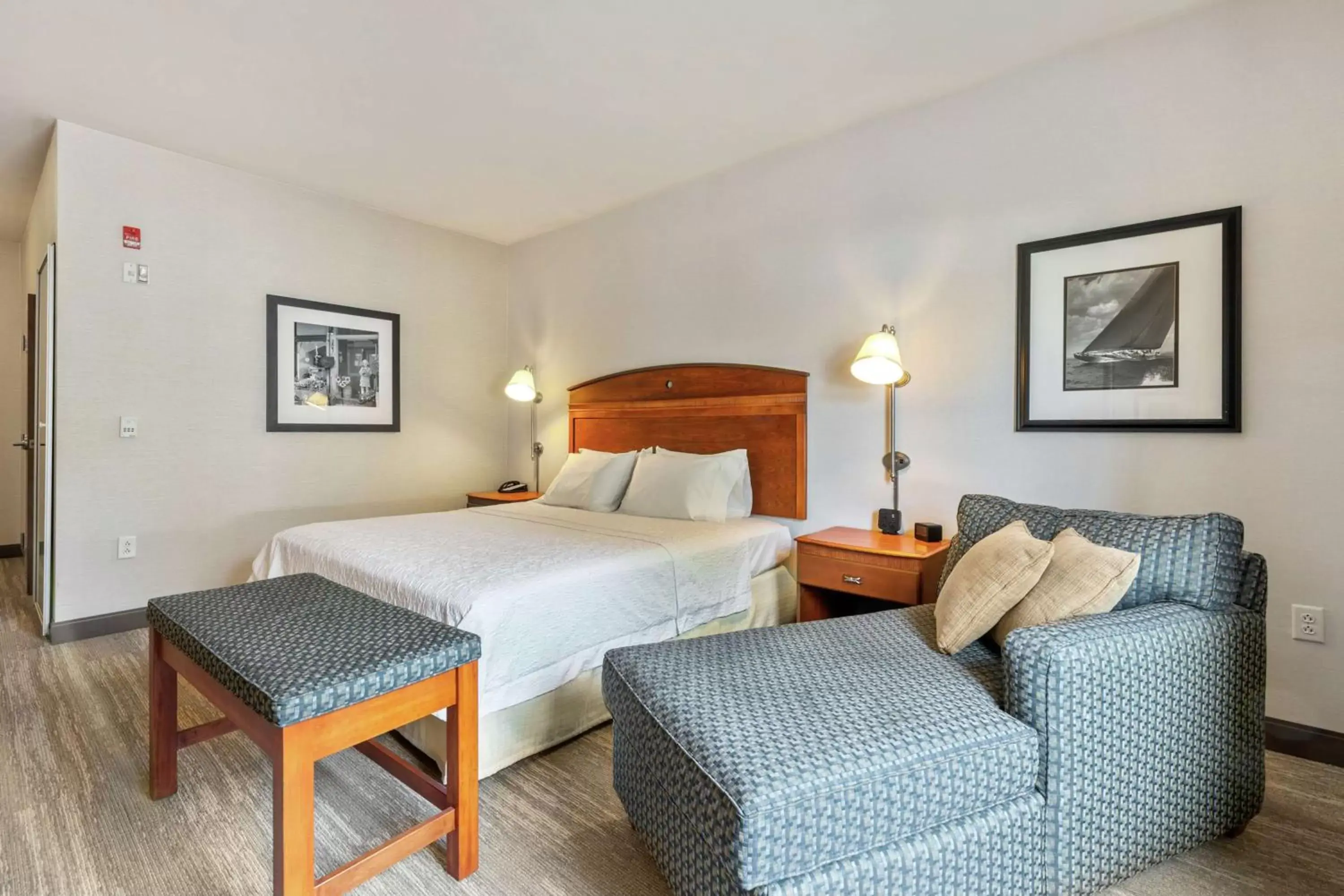 Living room, Bed in Hampton Inn & Suites Mystic