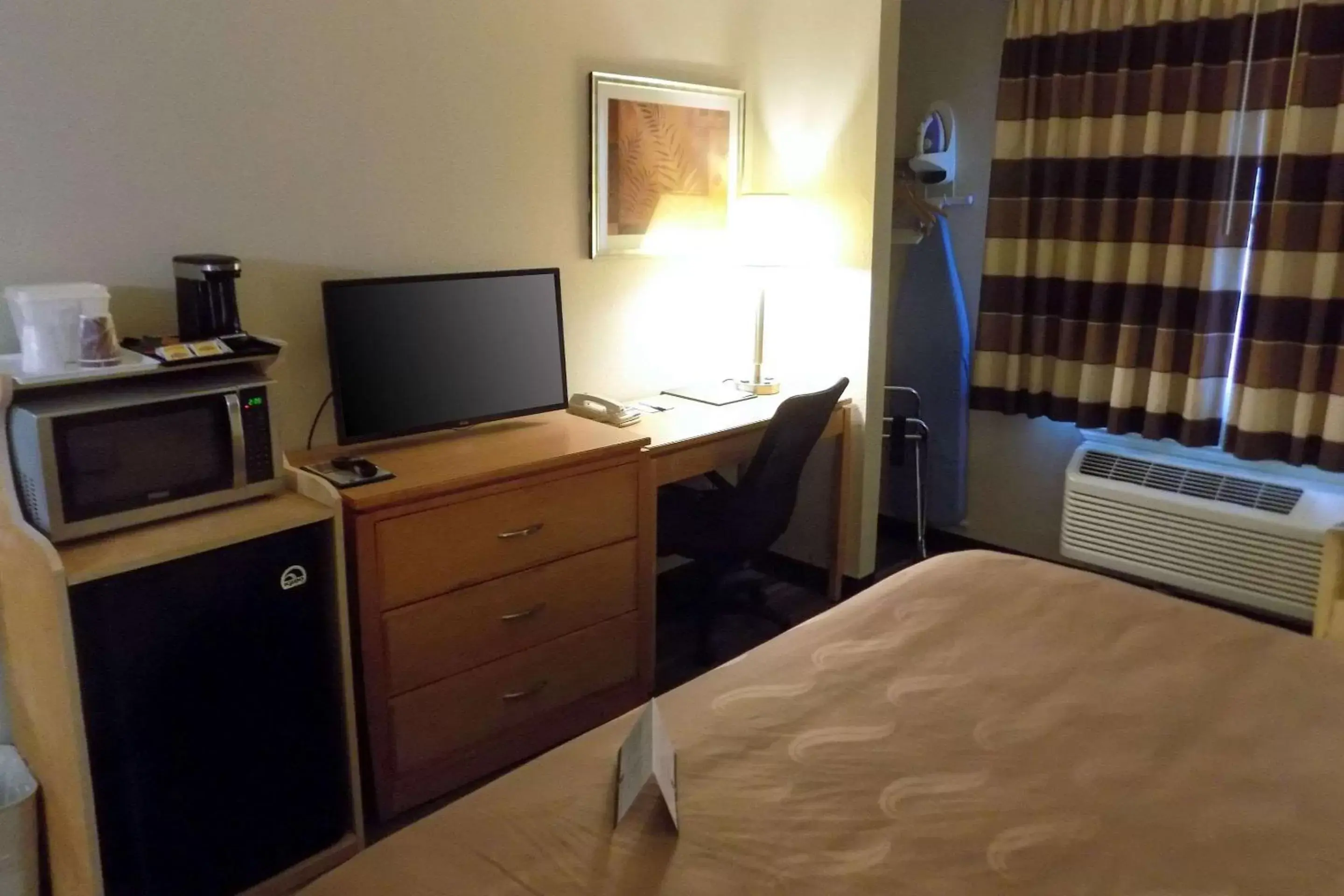 Photo of the whole room, TV/Entertainment Center in Quality Inn DFW Airport North - Irving