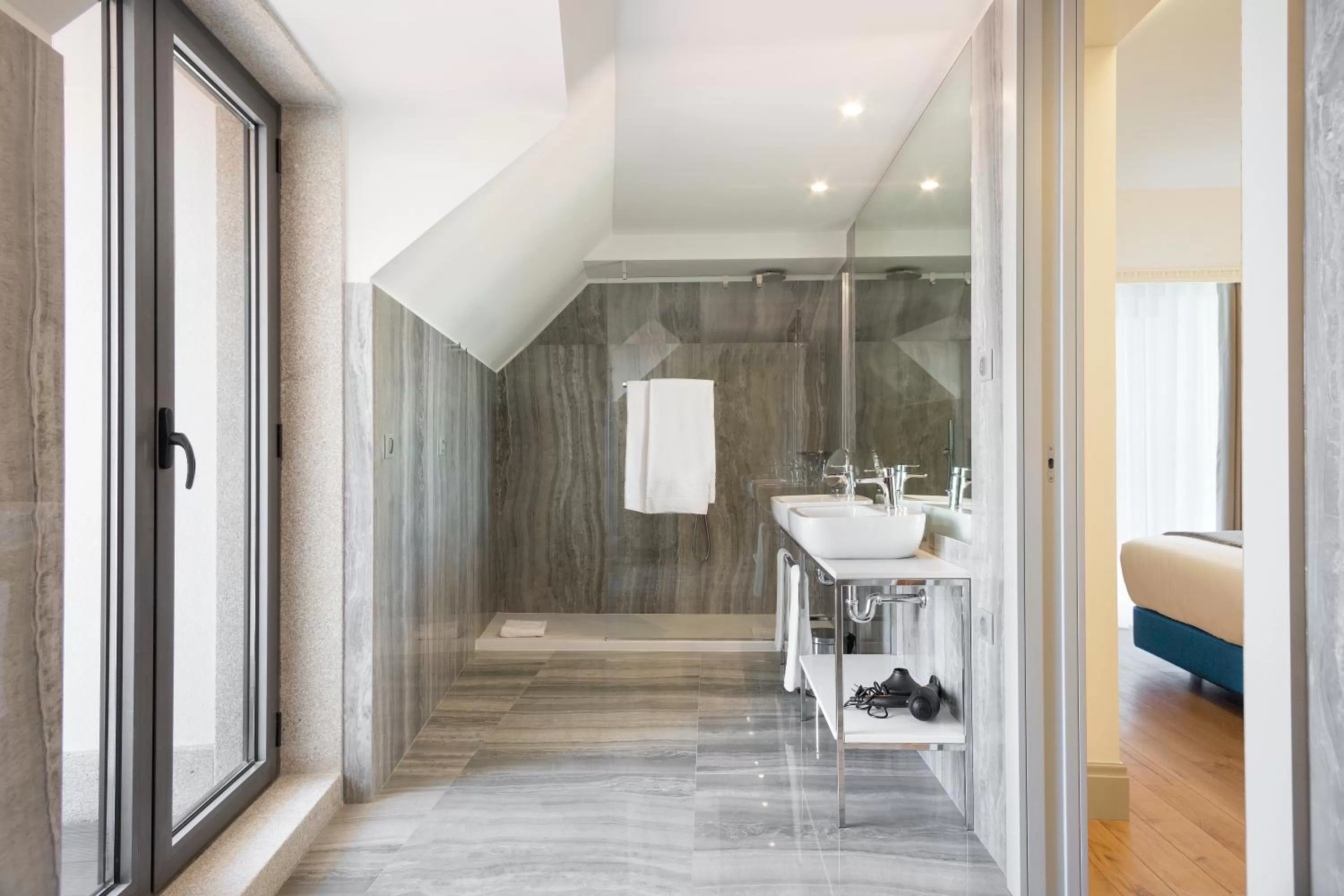 Shower in Acta The Avenue