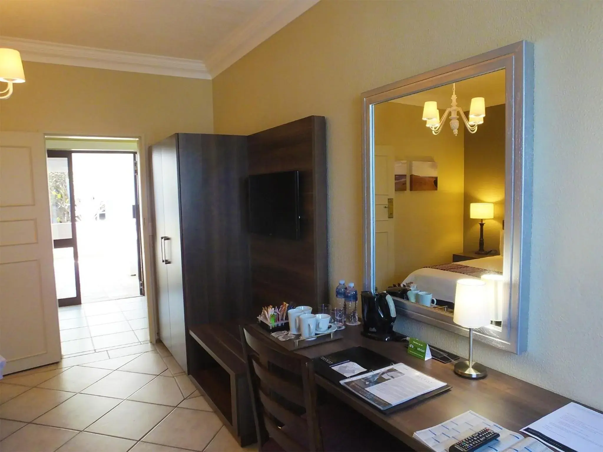 Bathroom, TV/Entertainment Center in Premier Hotel The Richards