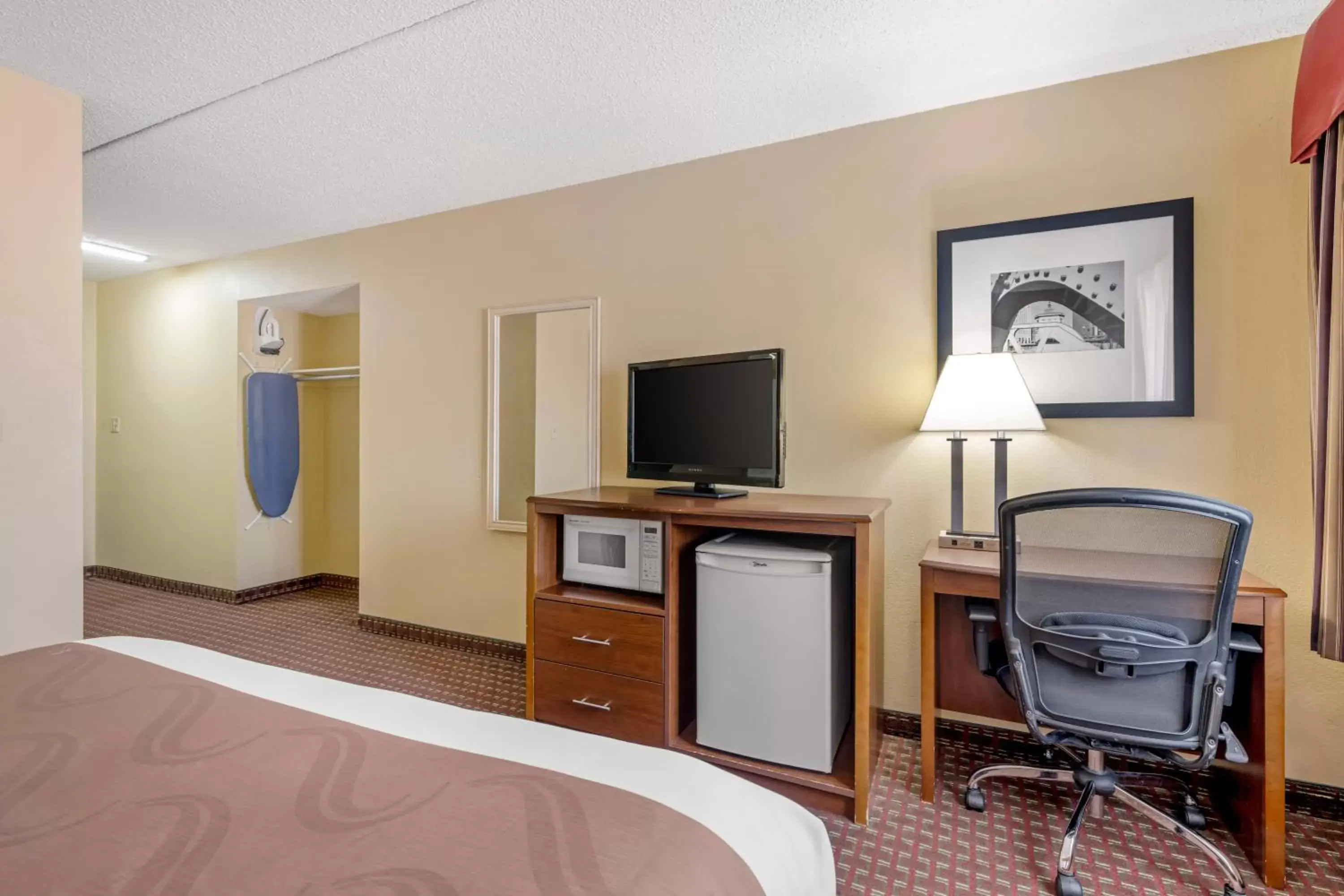 Bedroom, TV/Entertainment Center in Quality Inn and Suites Lincoln