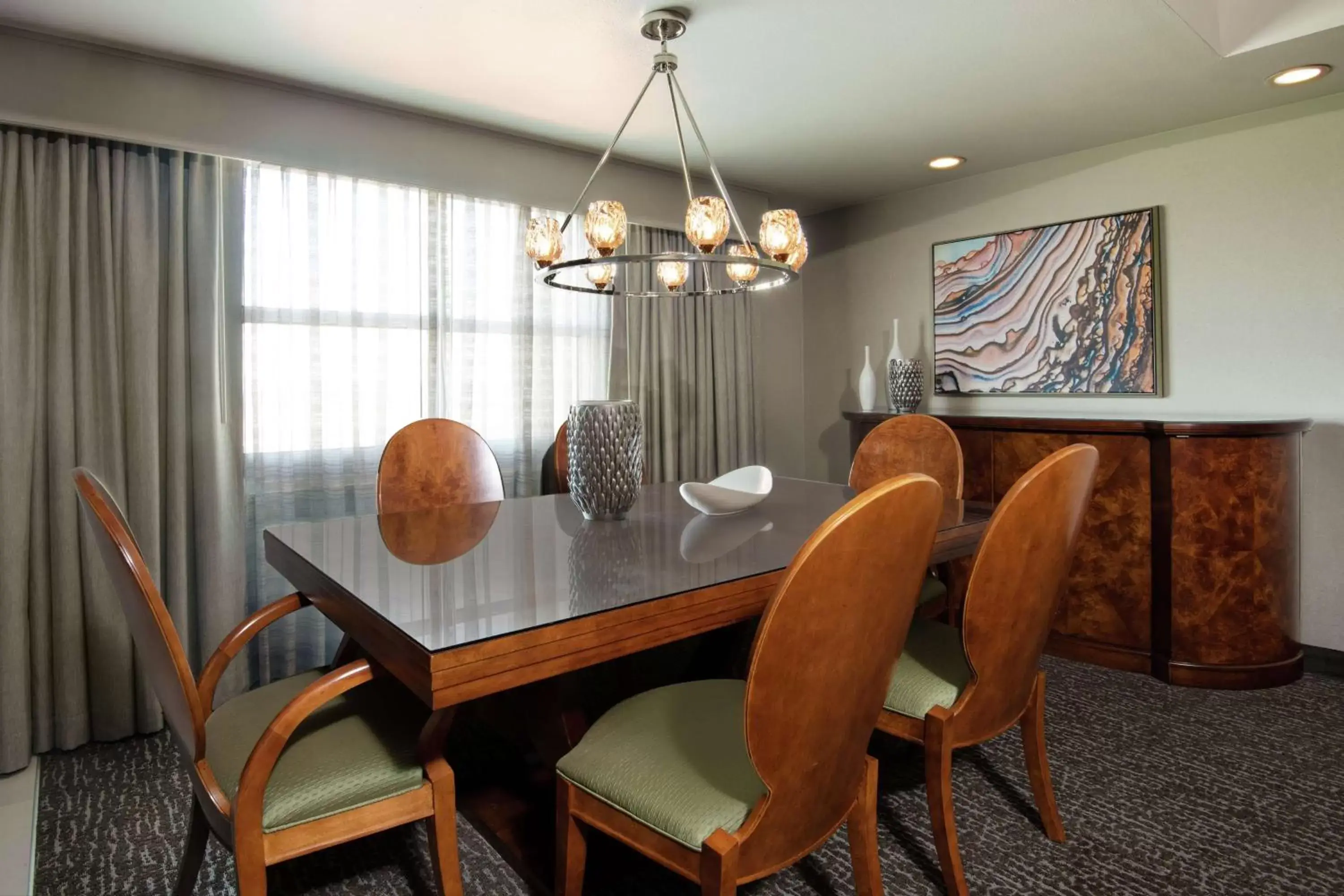 Kitchen or kitchenette, Dining Area in Embassy Suites Northwest Arkansas - Hotel, Spa & Convention Center