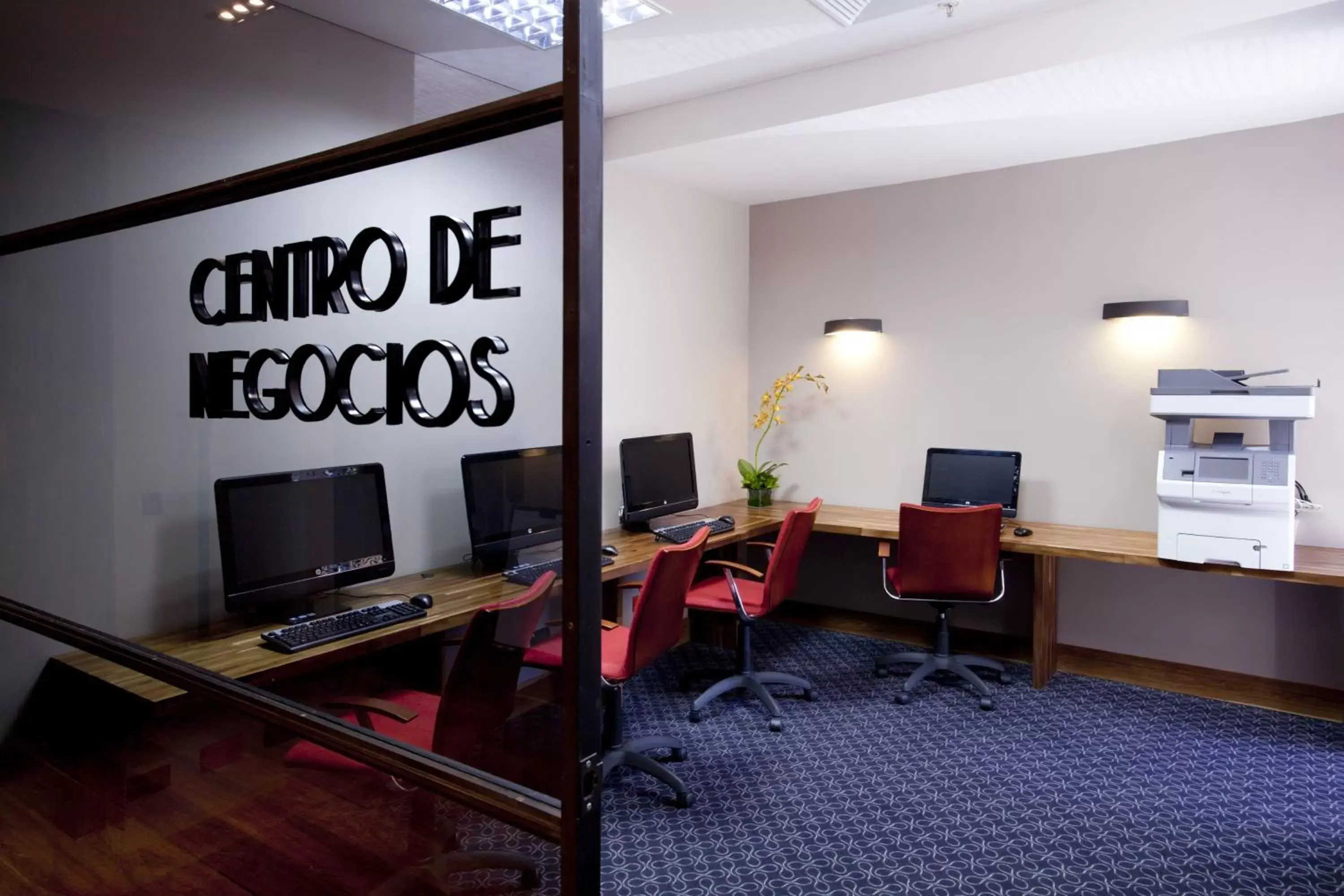 Business facilities, TV/Entertainment Center in Hotel Estelar Parque de la 93
