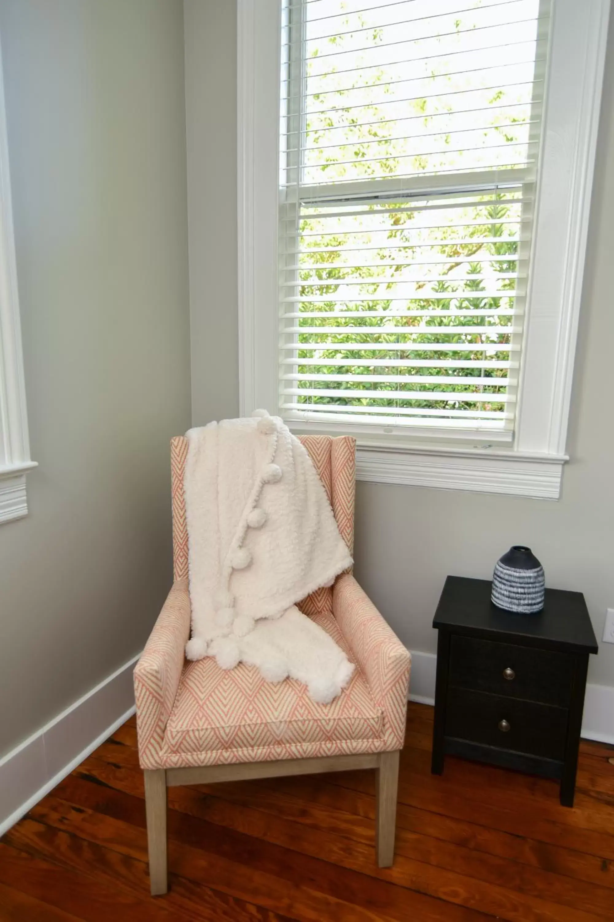 Seating Area in 607 Bay Luxurious Guest Rooms