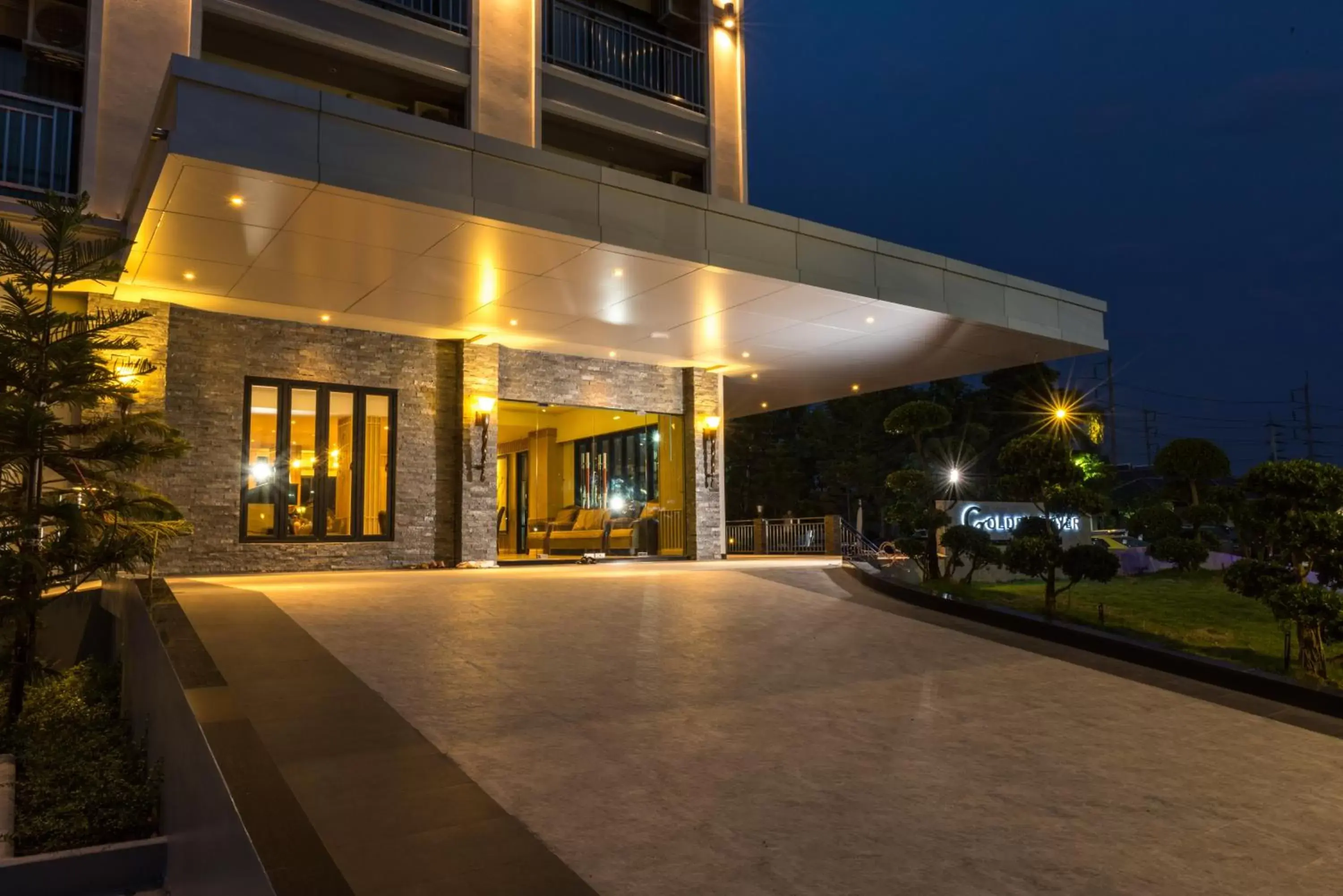 Facade/entrance, Property Building in Golden Foyer Suvarnabhumi Airport Hotel