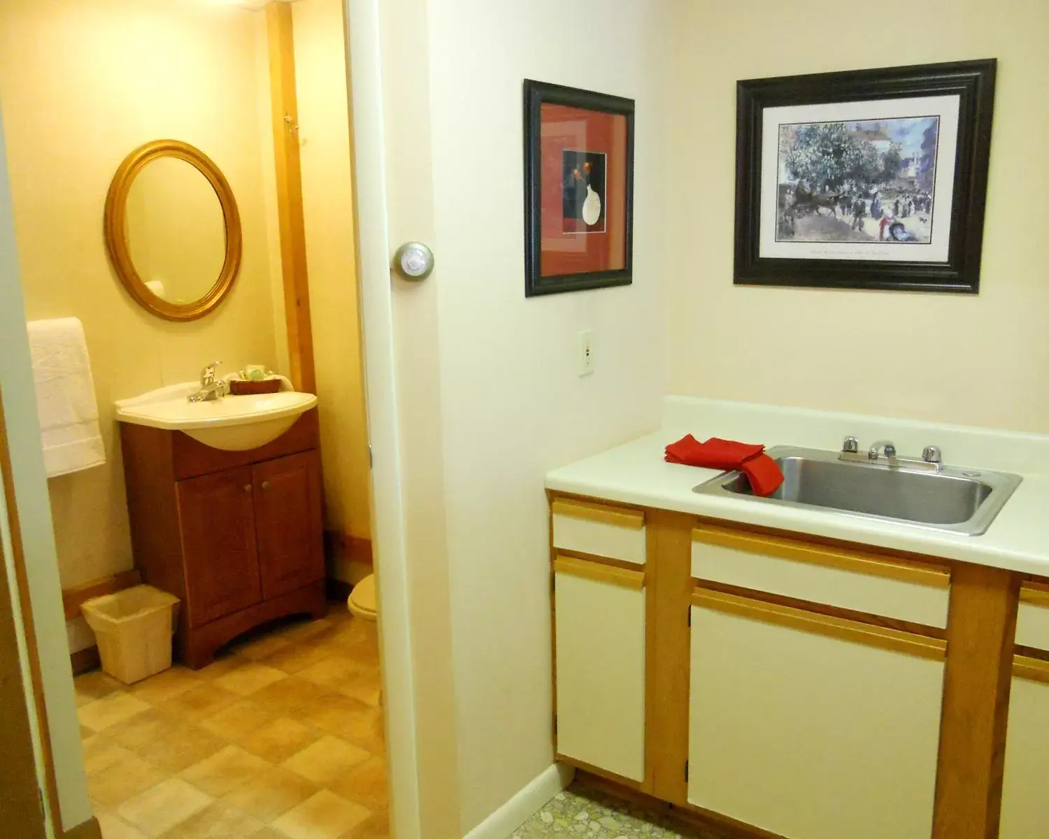 Bathroom in Vinehurst Inn & Suites