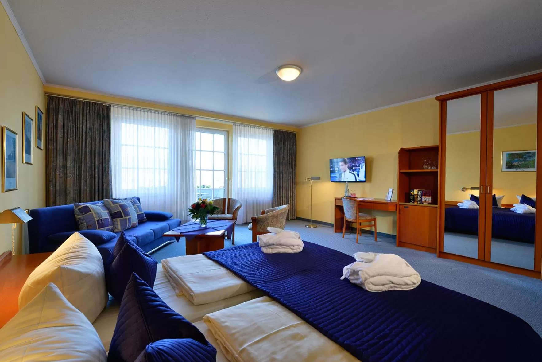 Bed in Rheinhotel Vier Jahreszeiten Bad Breisig