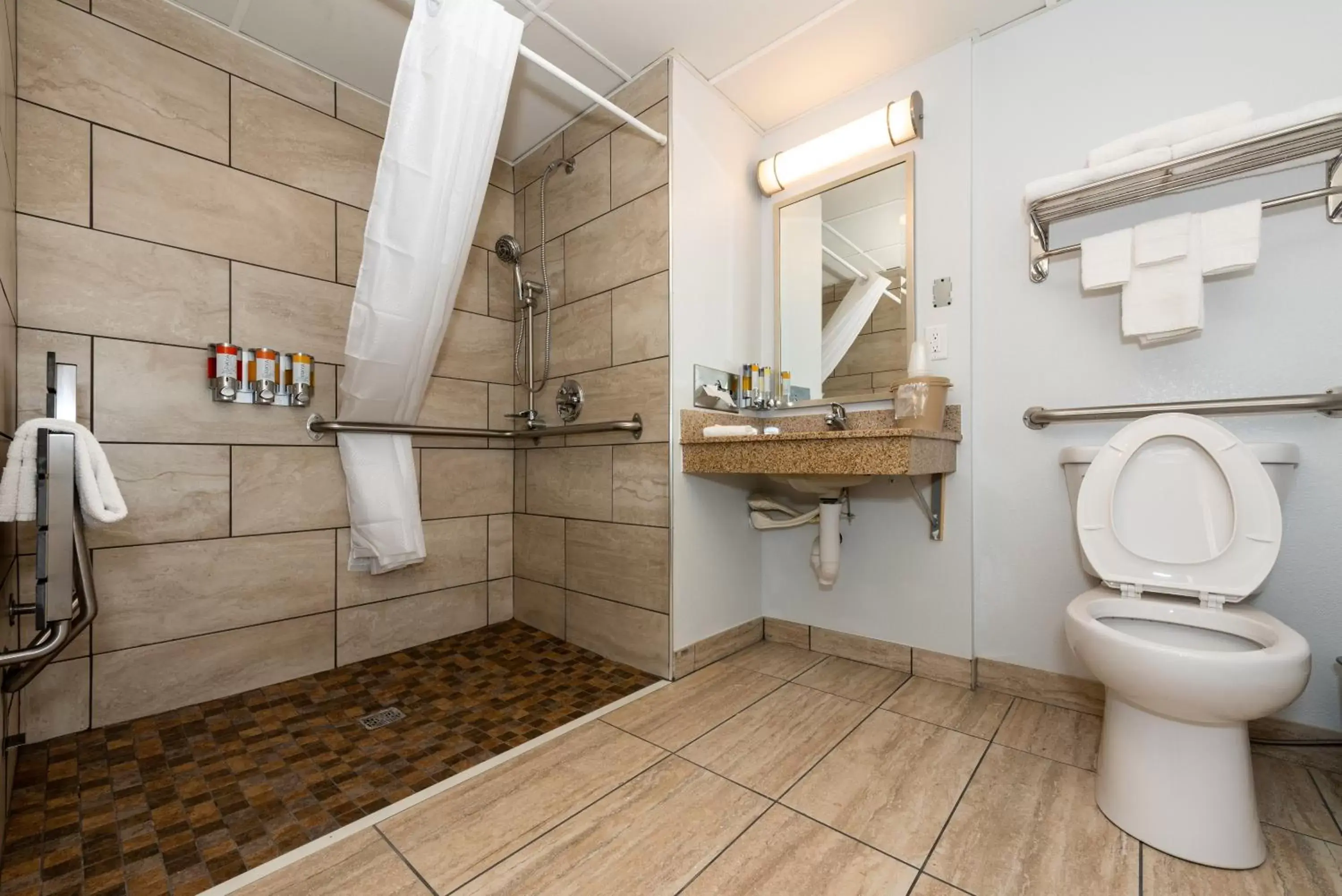 Shower, Bathroom in Hotel Pommier Indianola