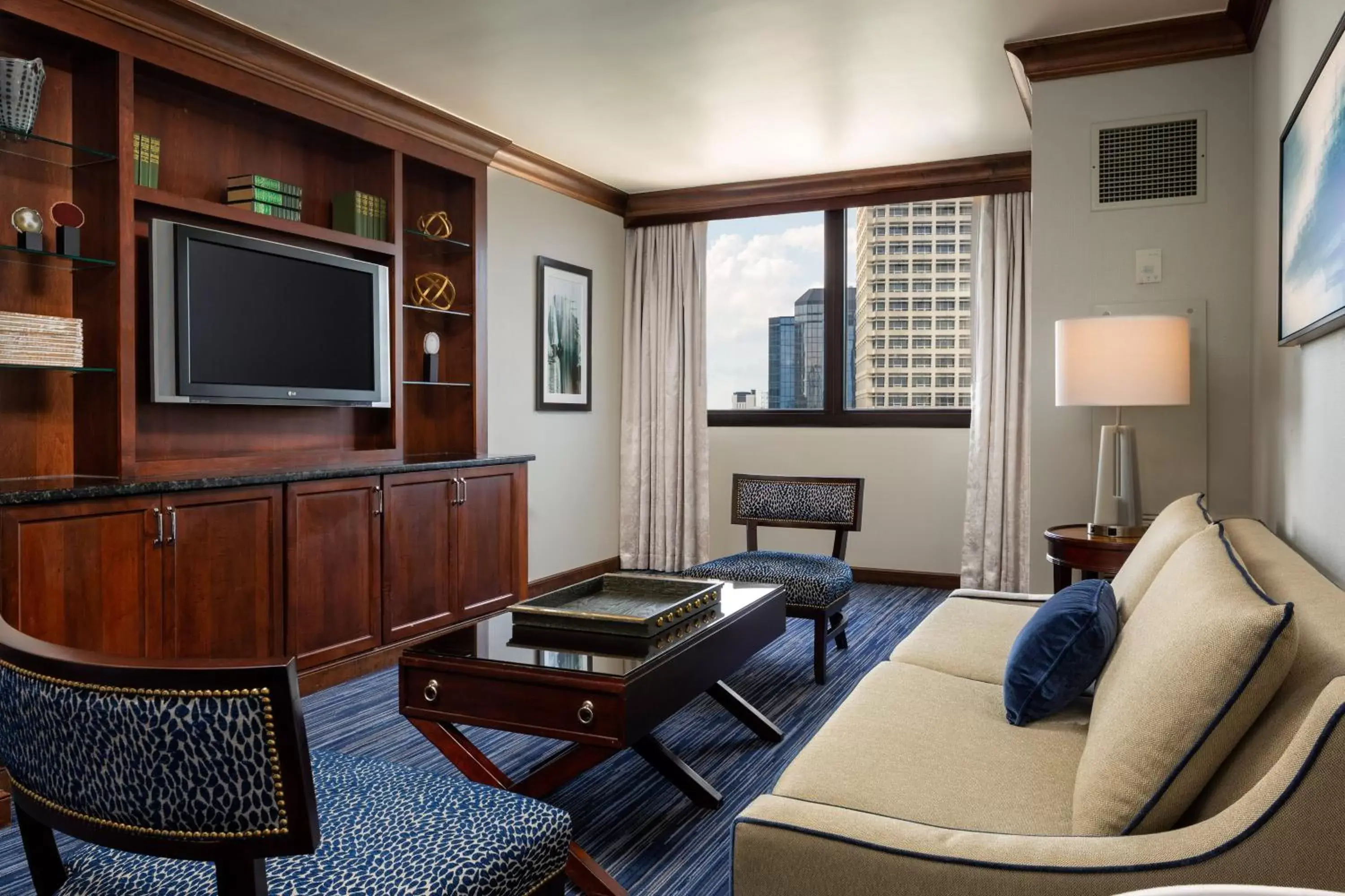 Photo of the whole room, Seating Area in Sheraton Norfolk Waterside Hotel