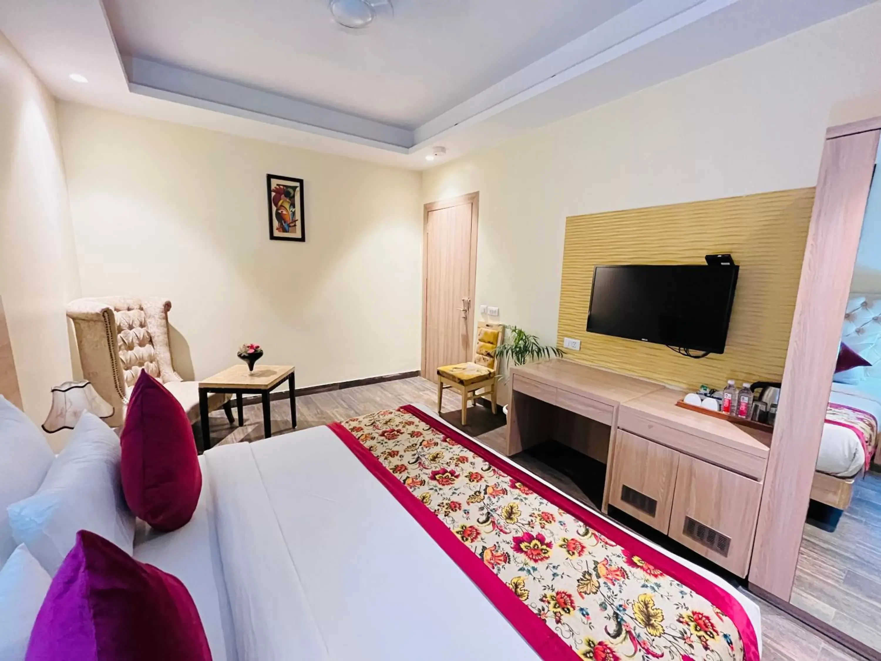 Bed, TV/Entertainment Center in Hotel Banz - Near Delhi International Airport