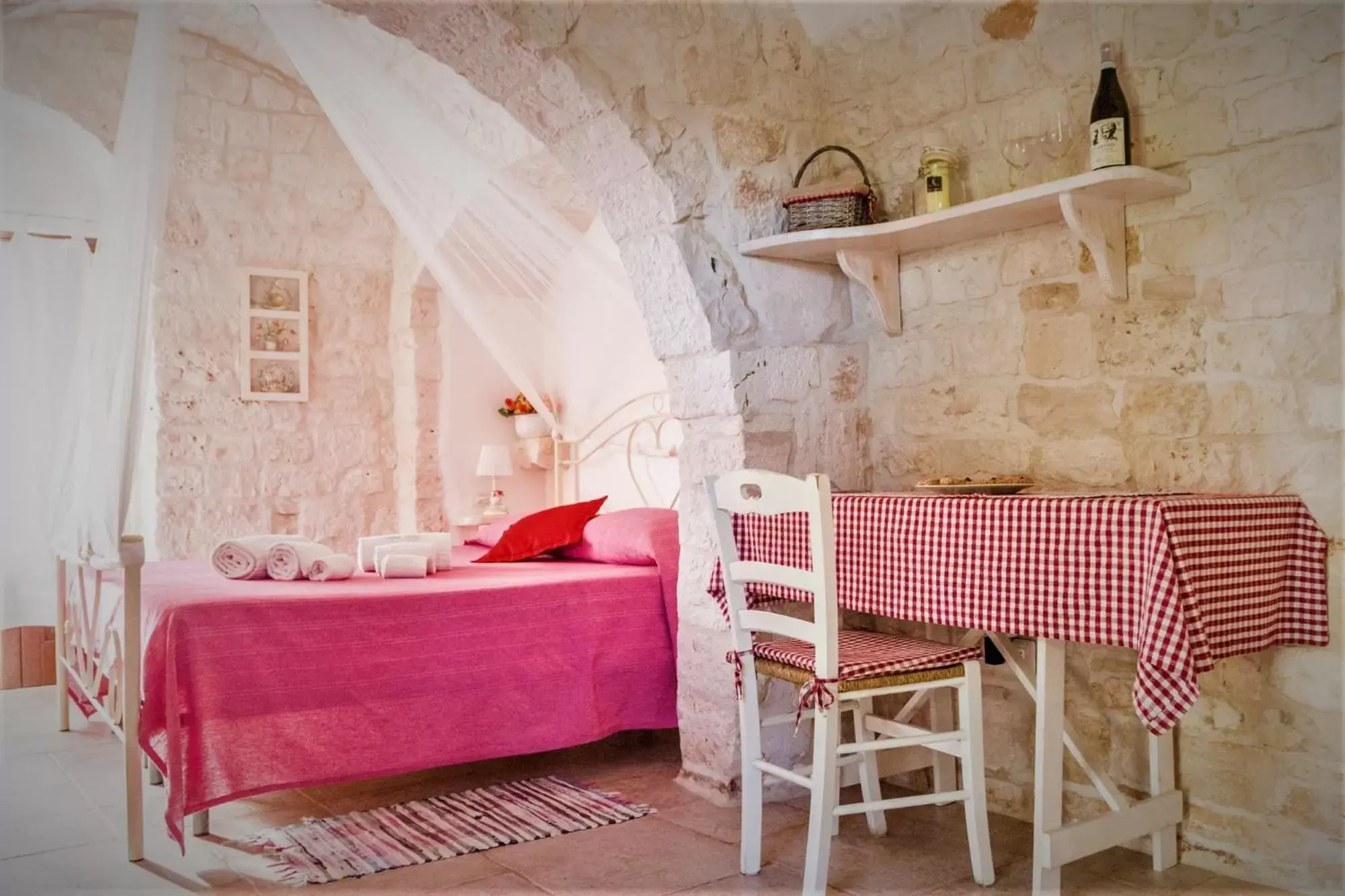 Dining area, Bed in B&B Trulli Donna Isabella