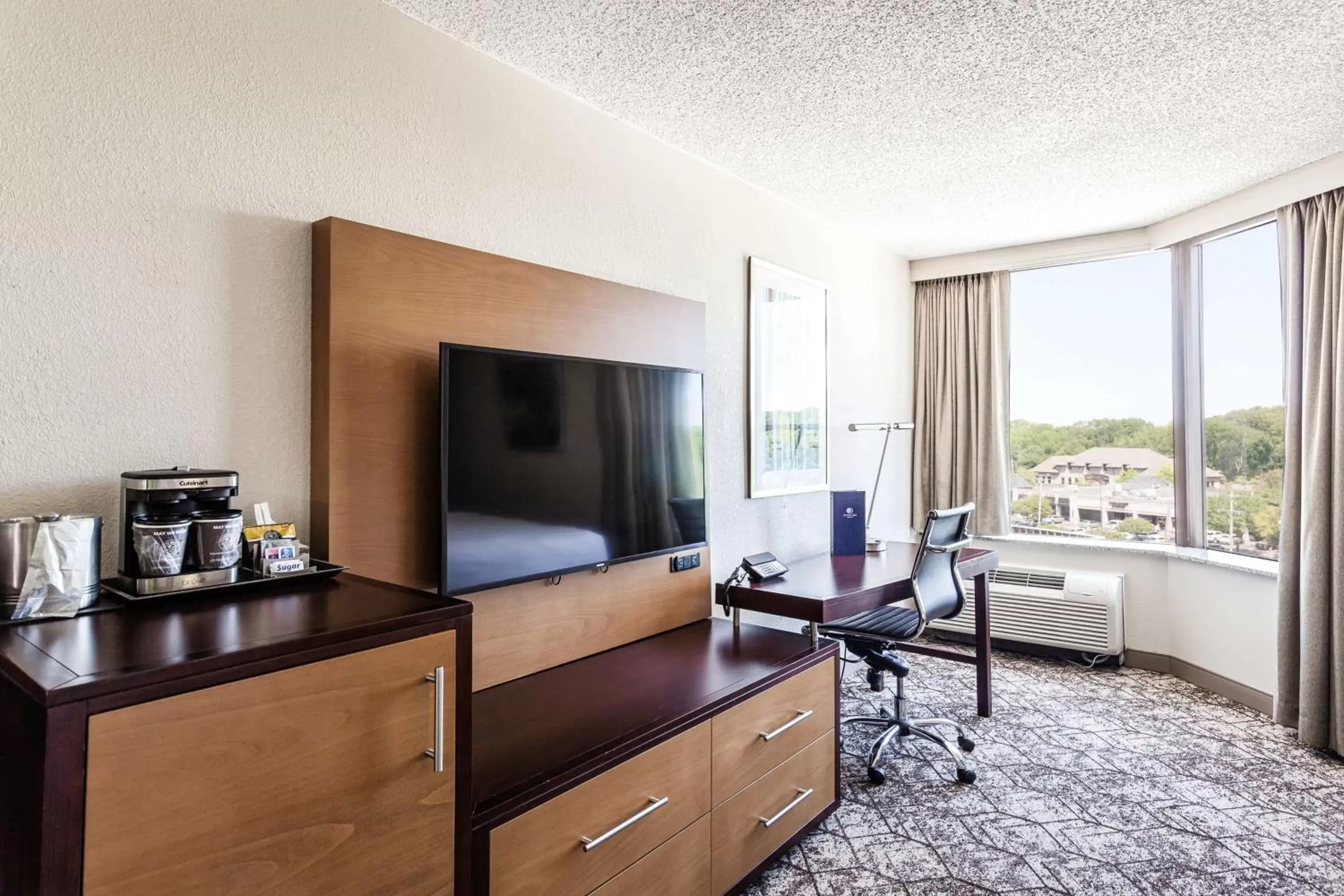 Bedroom, TV/Entertainment Center in DoubleTree by Hilton Memphis