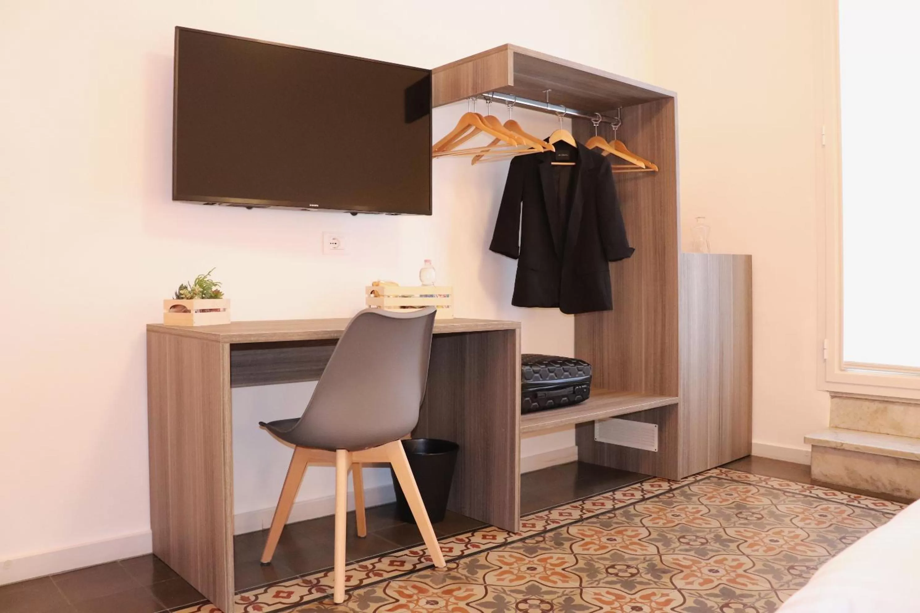 TV and multimedia, TV/Entertainment Center in Liotru Maisonne