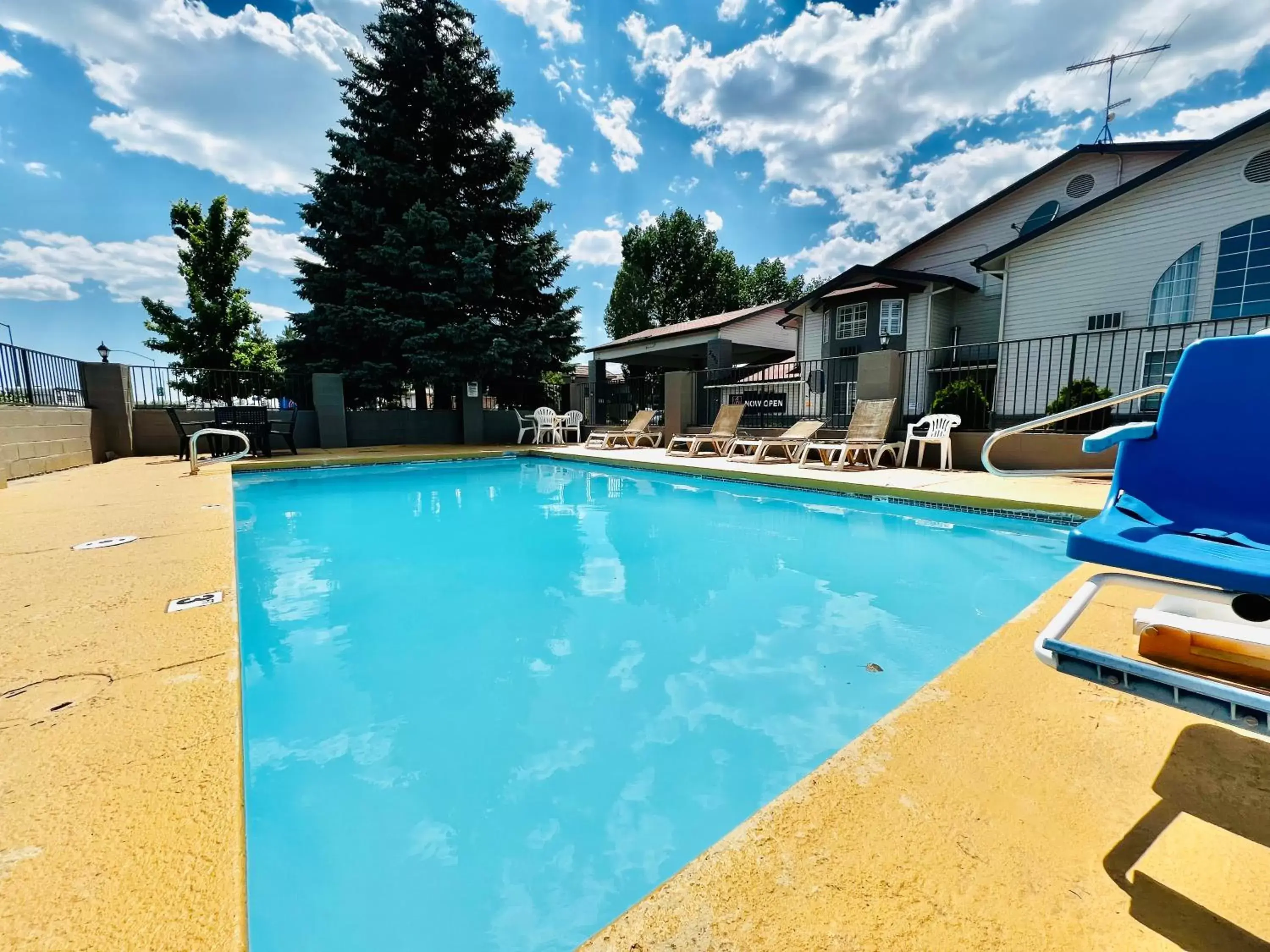 Property building, Swimming Pool in Studio 6 Suites Flagstaff AZ