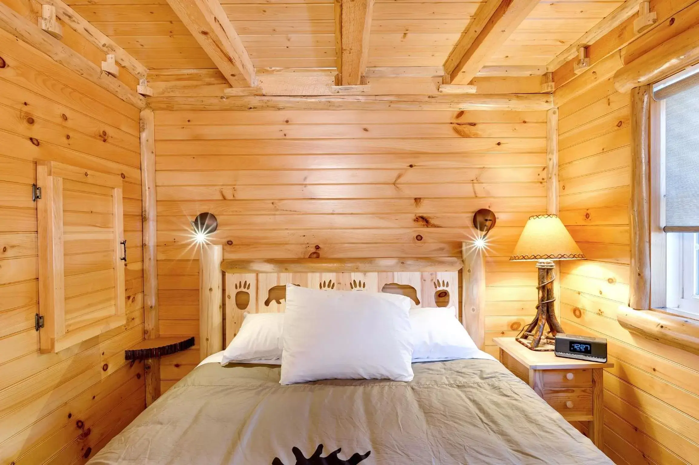 Bedroom, Bed in Cobble Mountain Lodge