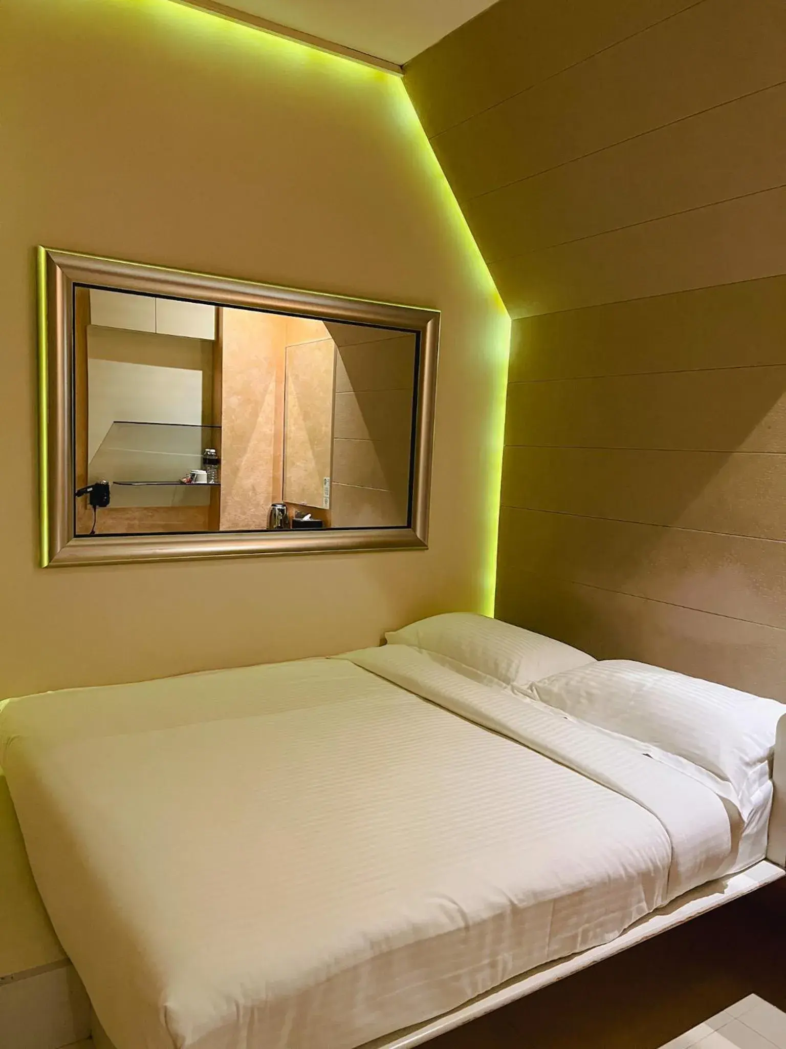 Bedroom, Bed in Fragrance Hotel - Viva