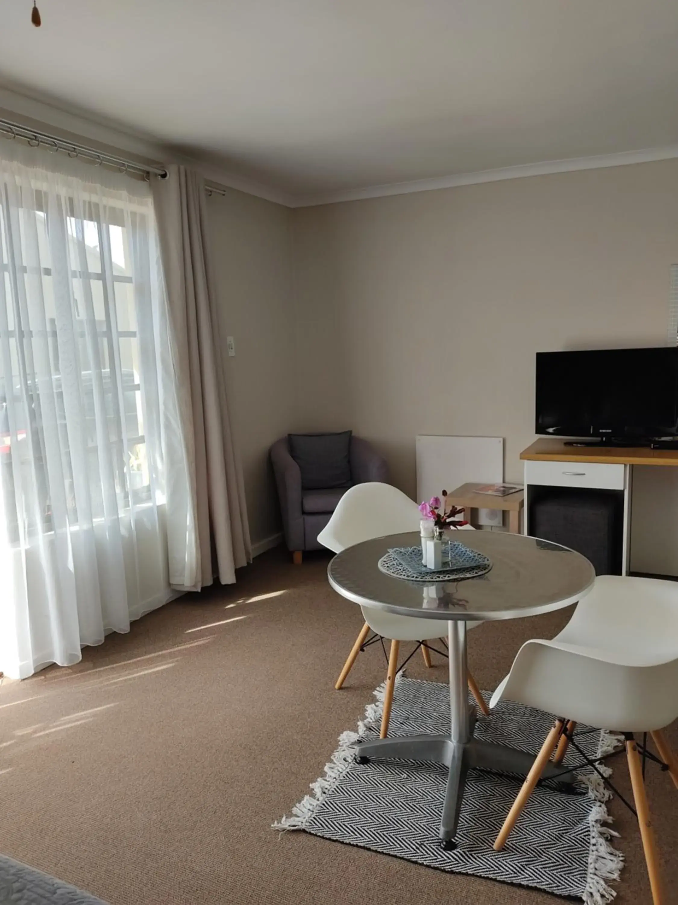 Dining area, TV/Entertainment Center in Palm Beach Guesthouse