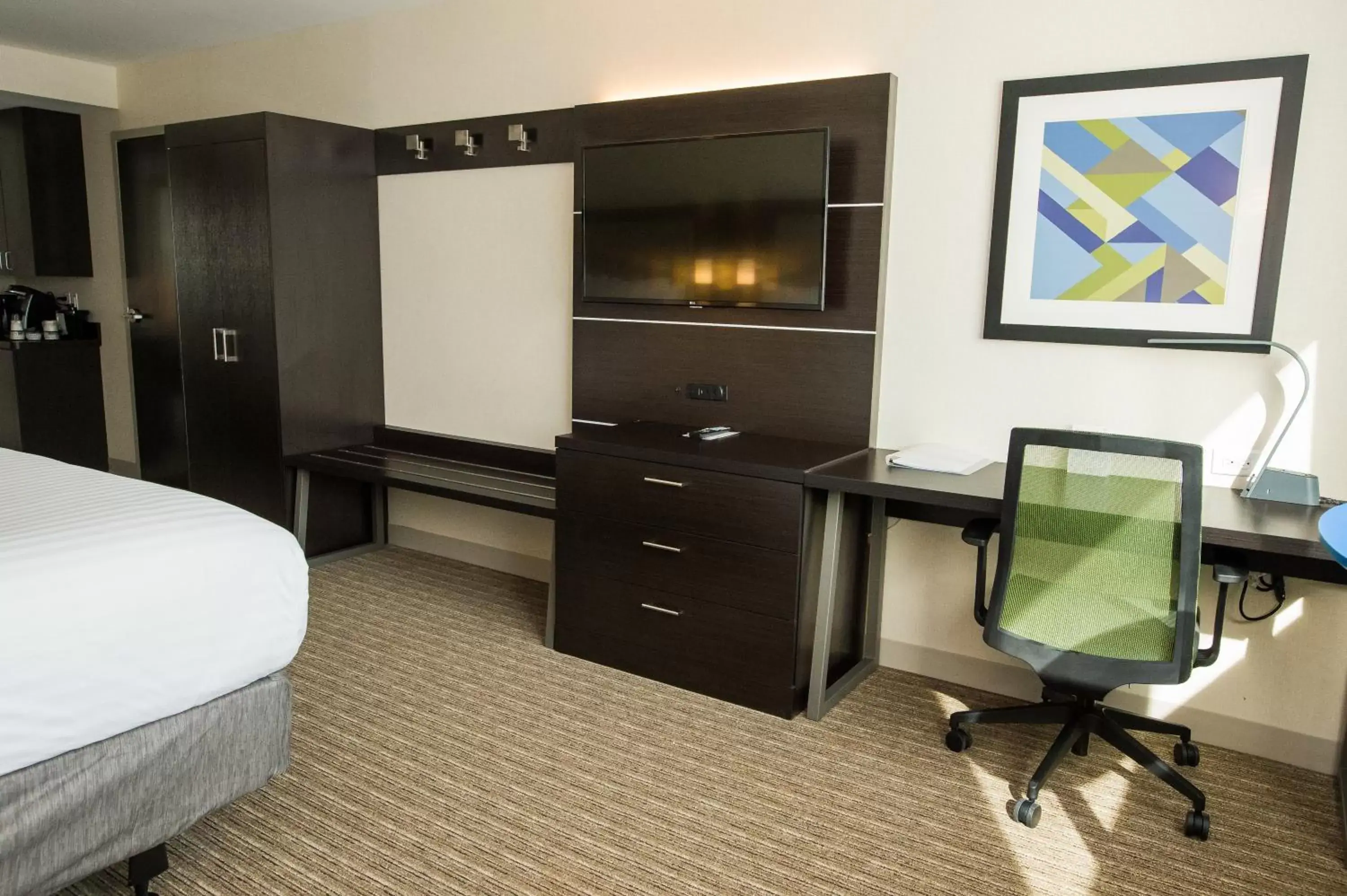 Photo of the whole room, TV/Entertainment Center in Holiday Inn Express & Suites - Marietta, an IHG Hotel