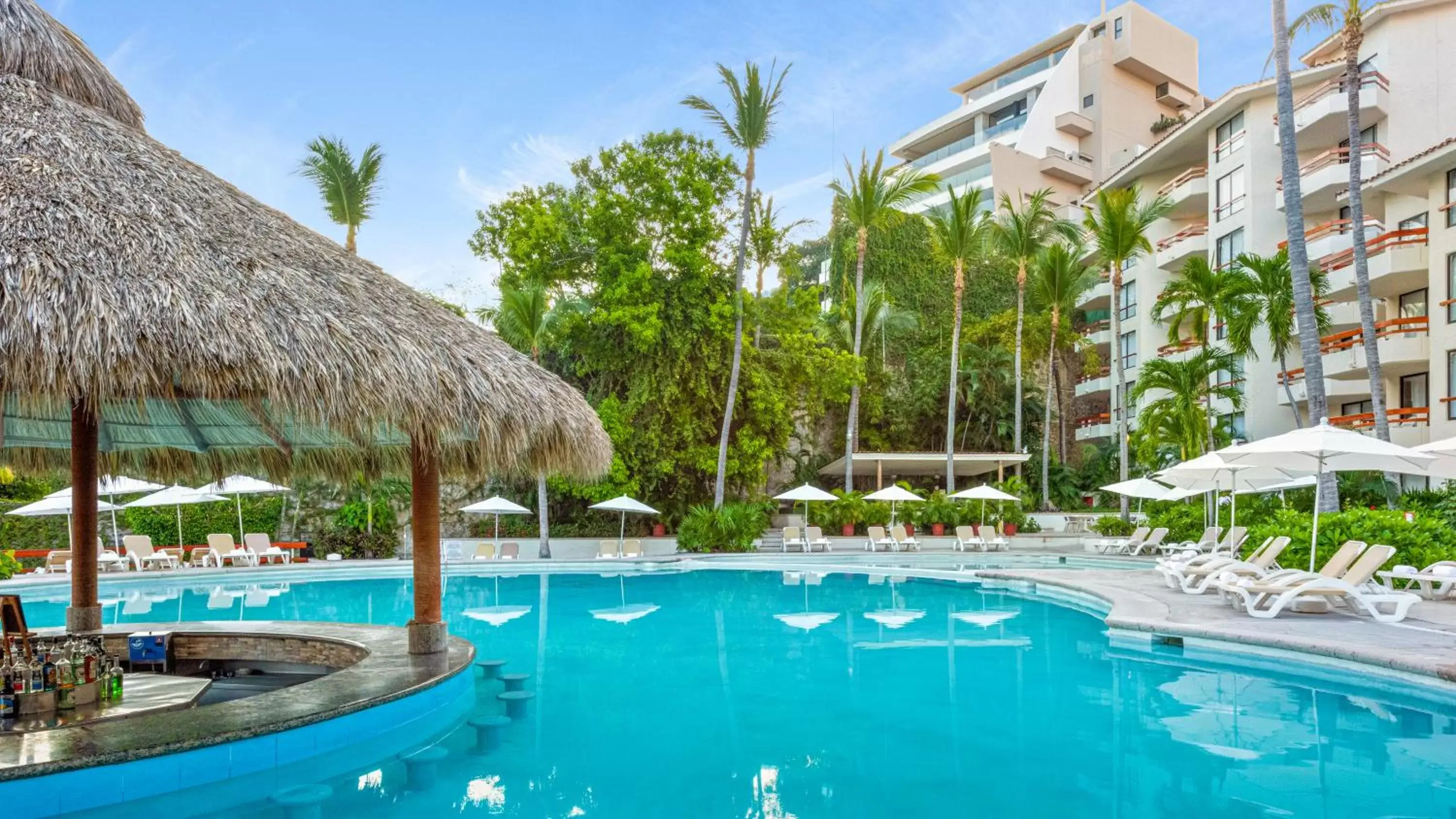 Property building, Swimming Pool in Park Royal Beach Acapulco - All Inclusive