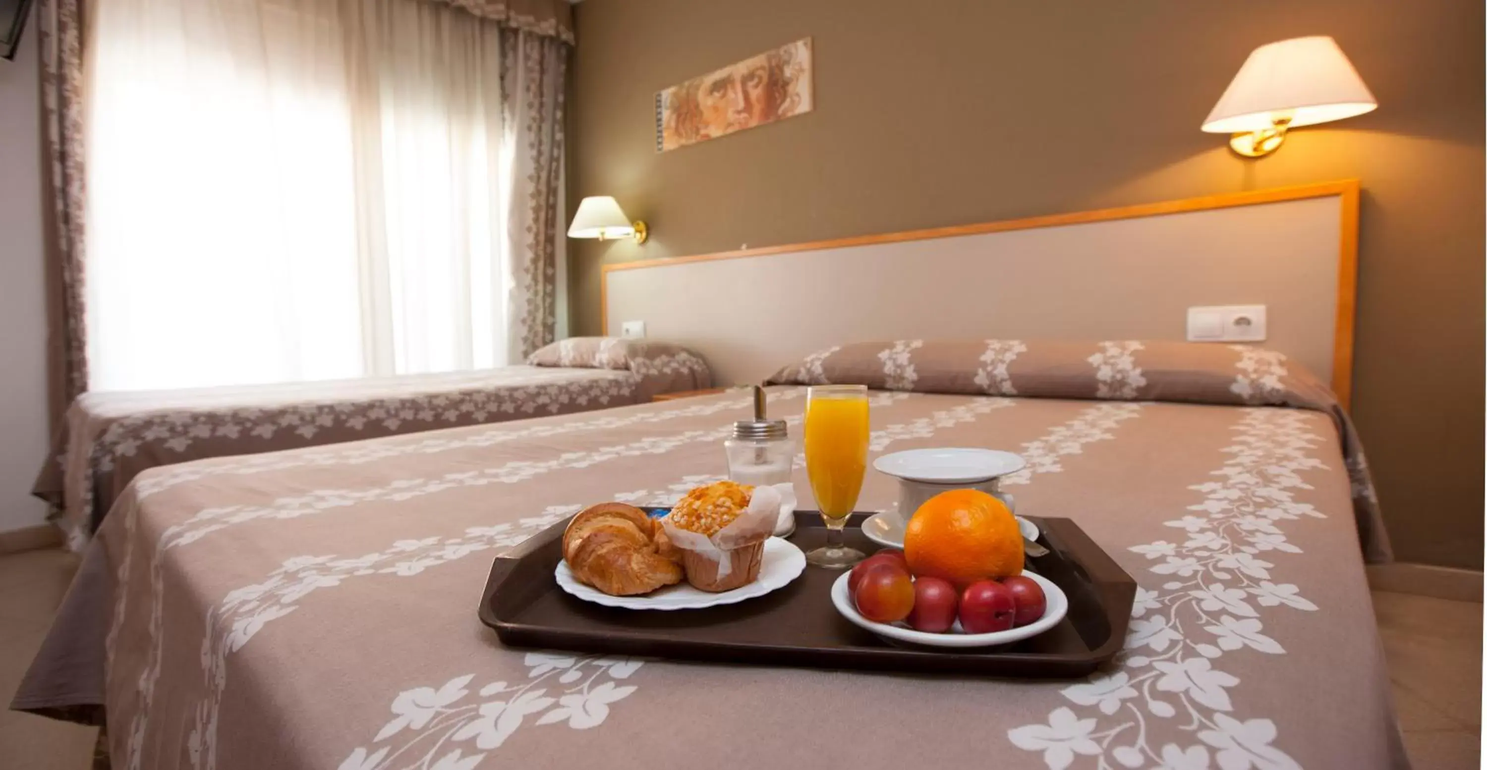 Balcony/Terrace, Bed in Hotel Cosmos Tarragona