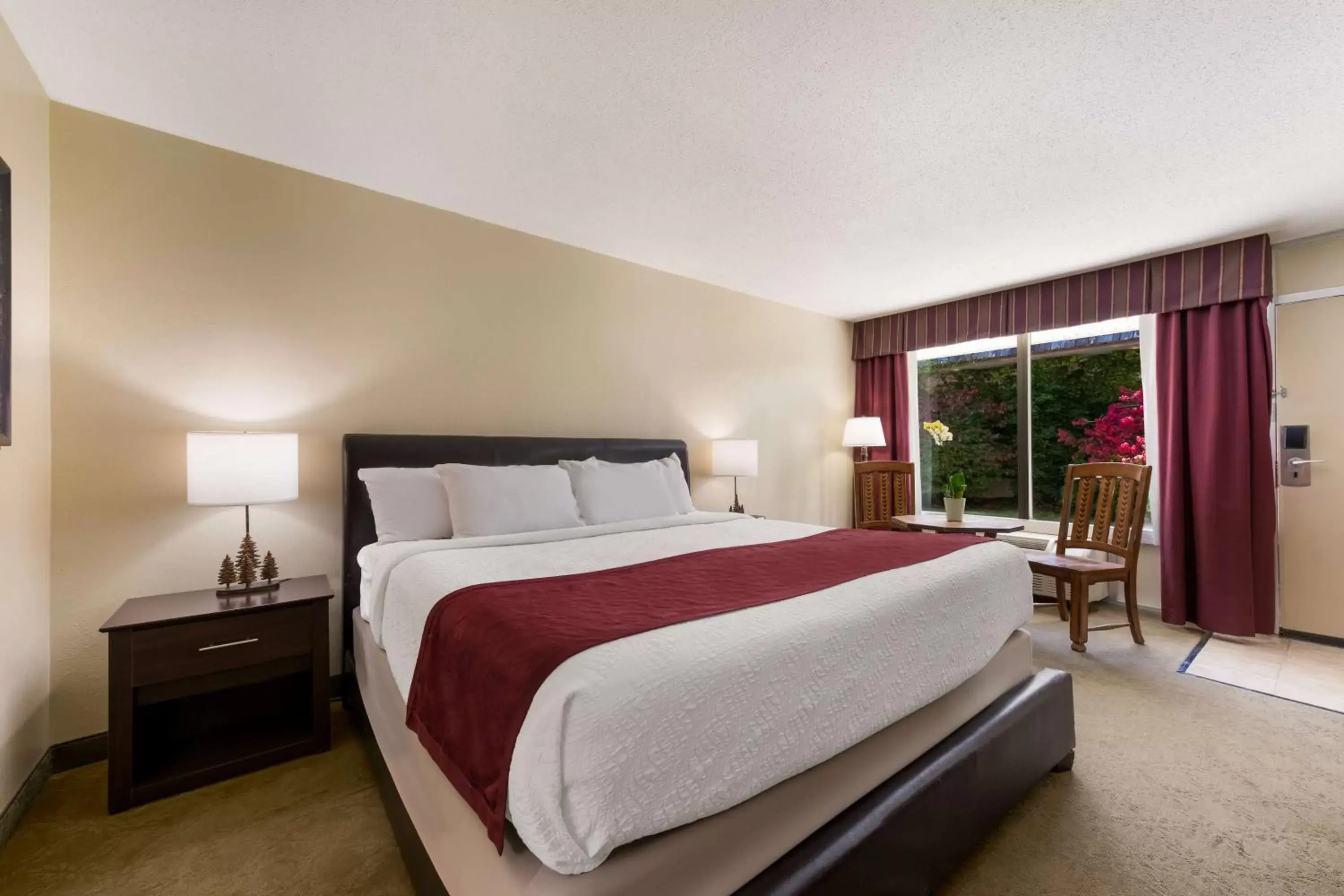 Bedroom, Bed in Best Western Mountain Lodge At Banner Elk