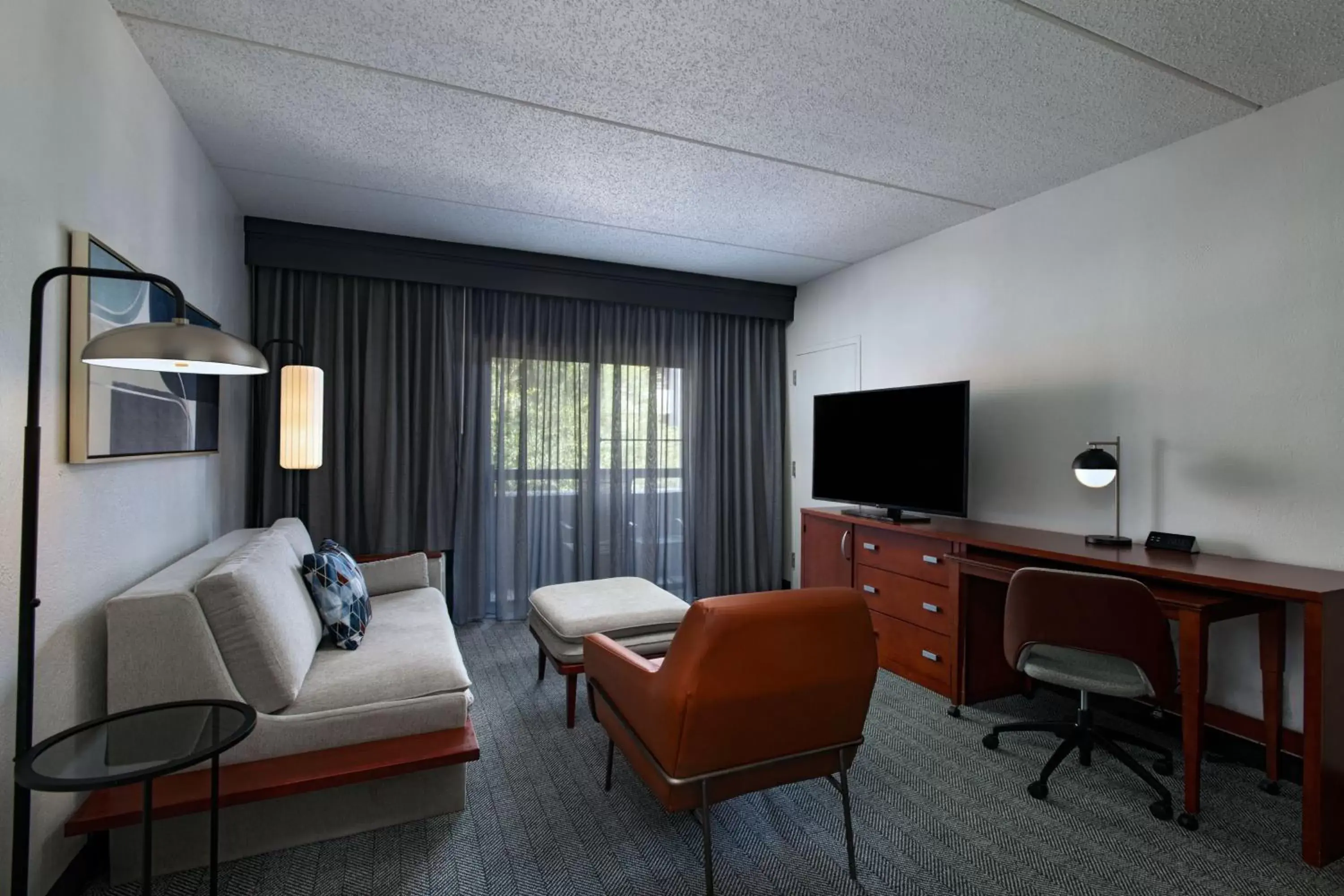 Photo of the whole room, TV/Entertainment Center in Courtyard by Marriott San Antonio Downtown