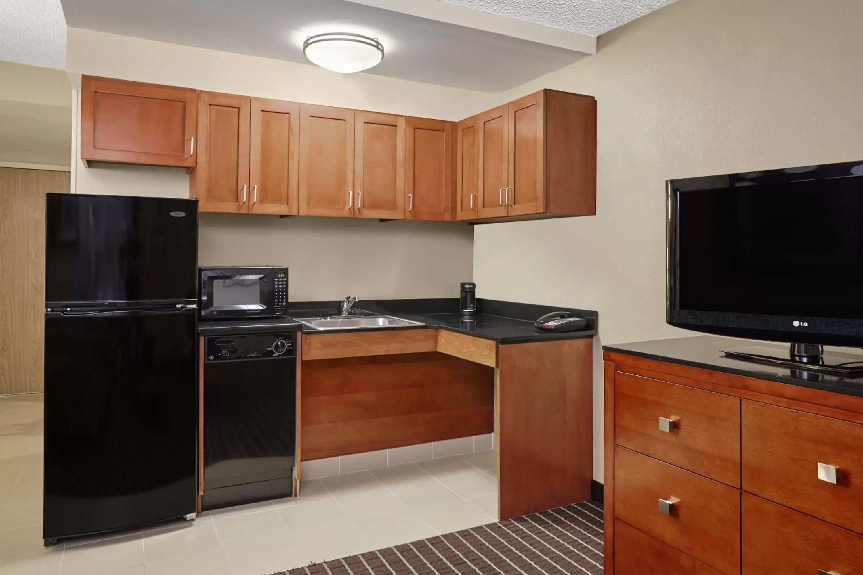 Photo of the whole room, Kitchen/Kitchenette in Holiday Inn Express Hotels- Hampton, an IHG Hotel