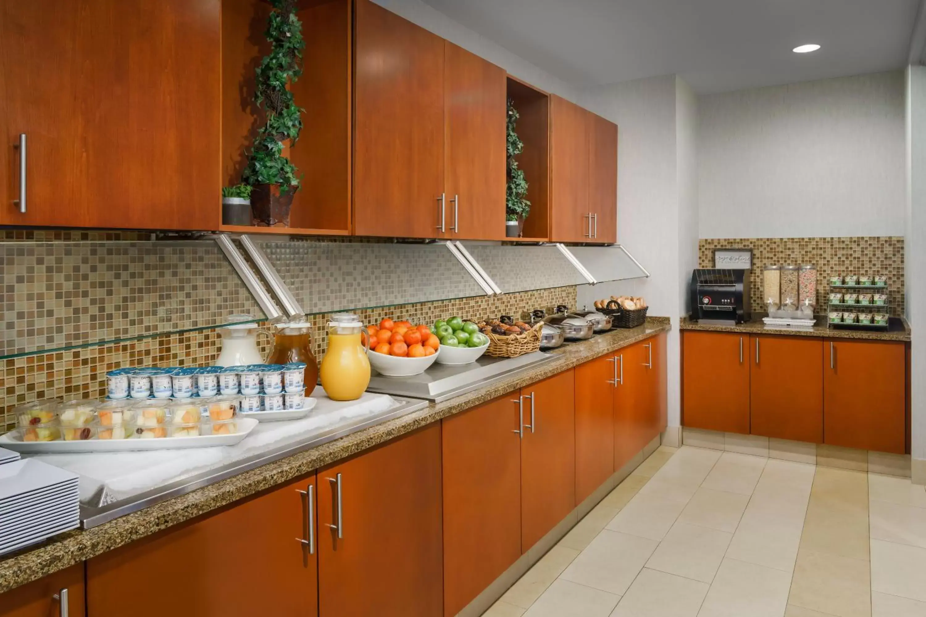 Breakfast, Kitchen/Kitchenette in Hyatt House Fort Lauderdale Airport/Cruise Port