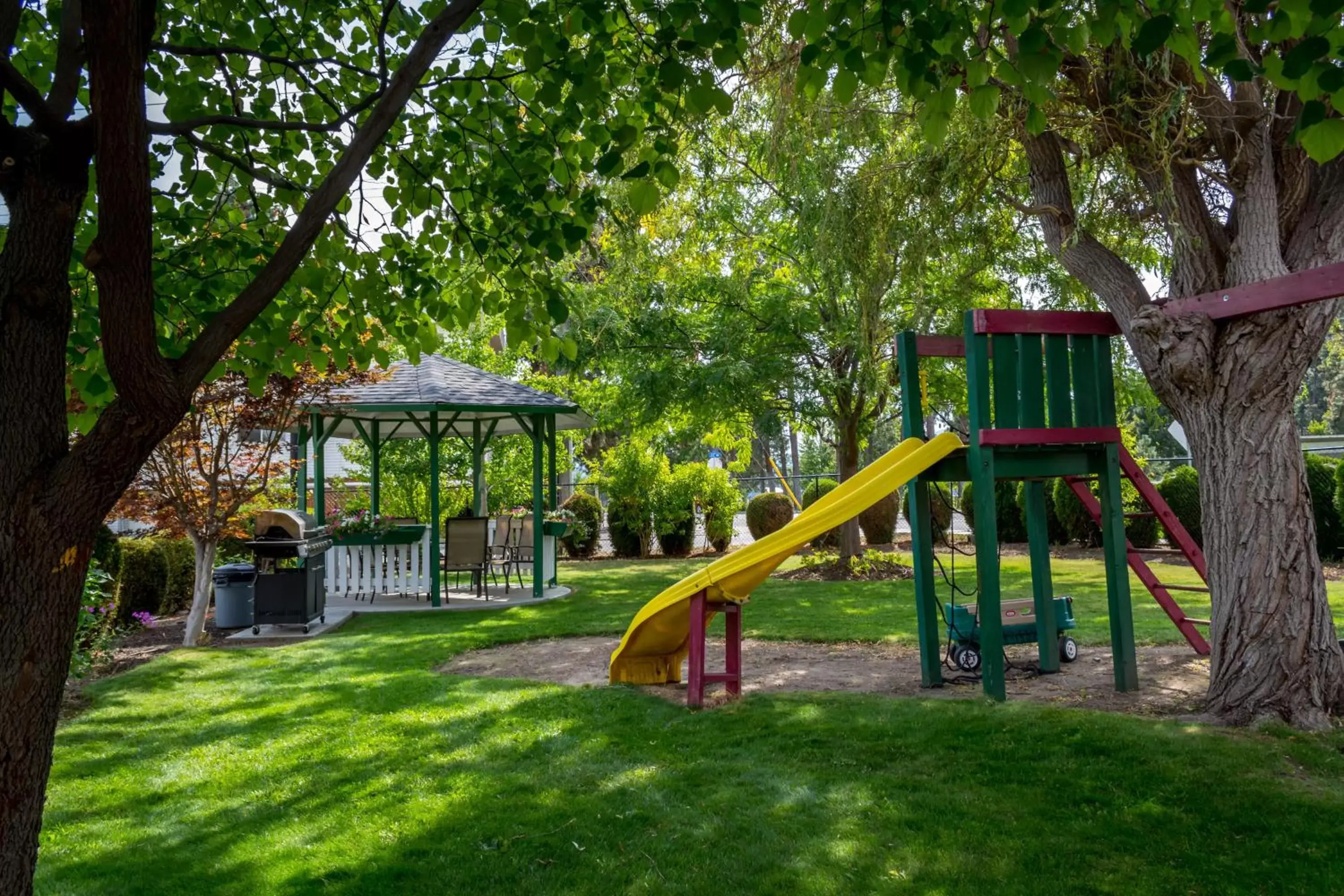 BBQ facilities, Children's Play Area in Traveler's Motel Penticton