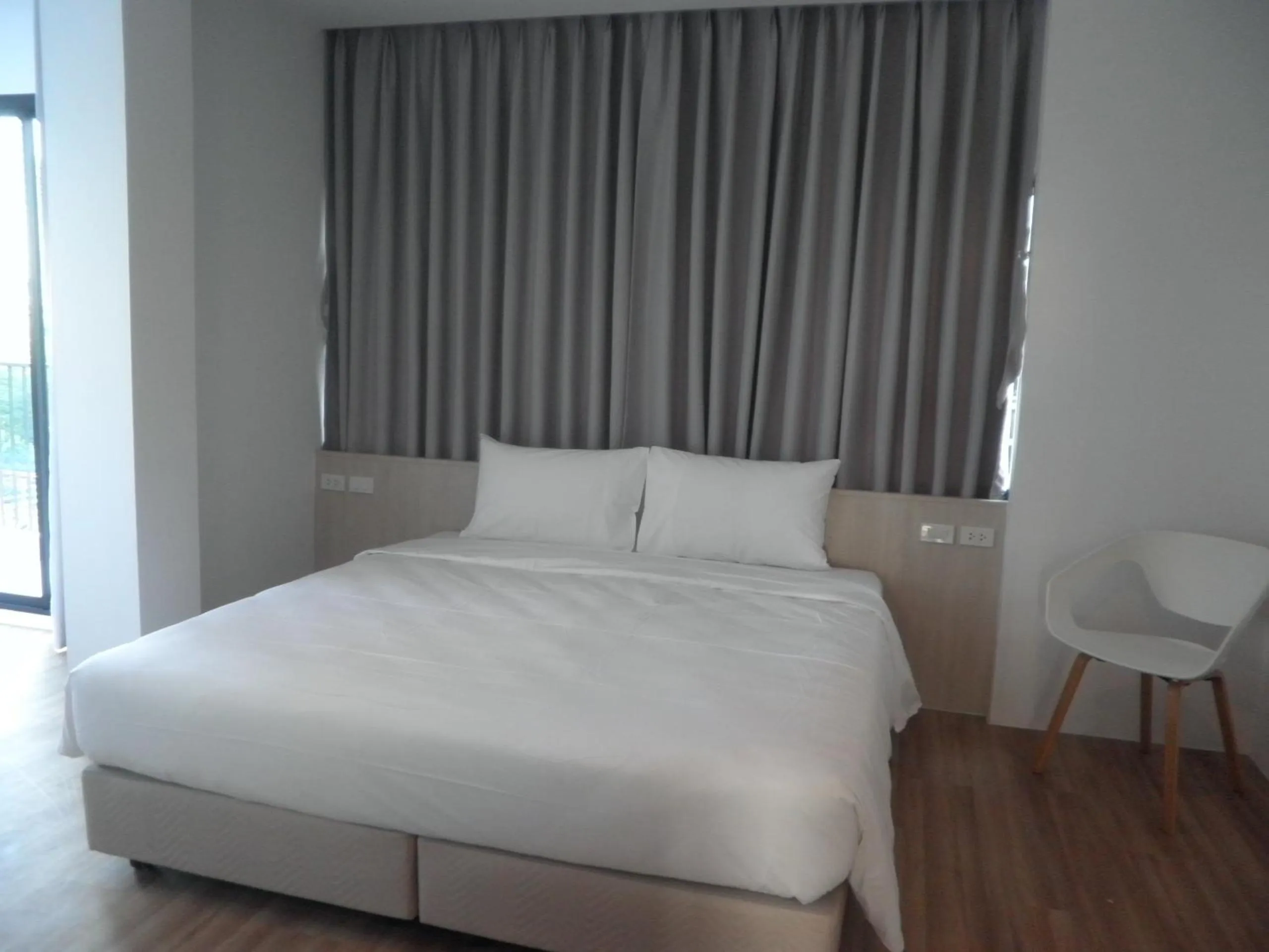 Photo of the whole room, Bed in Rezt Bangkok