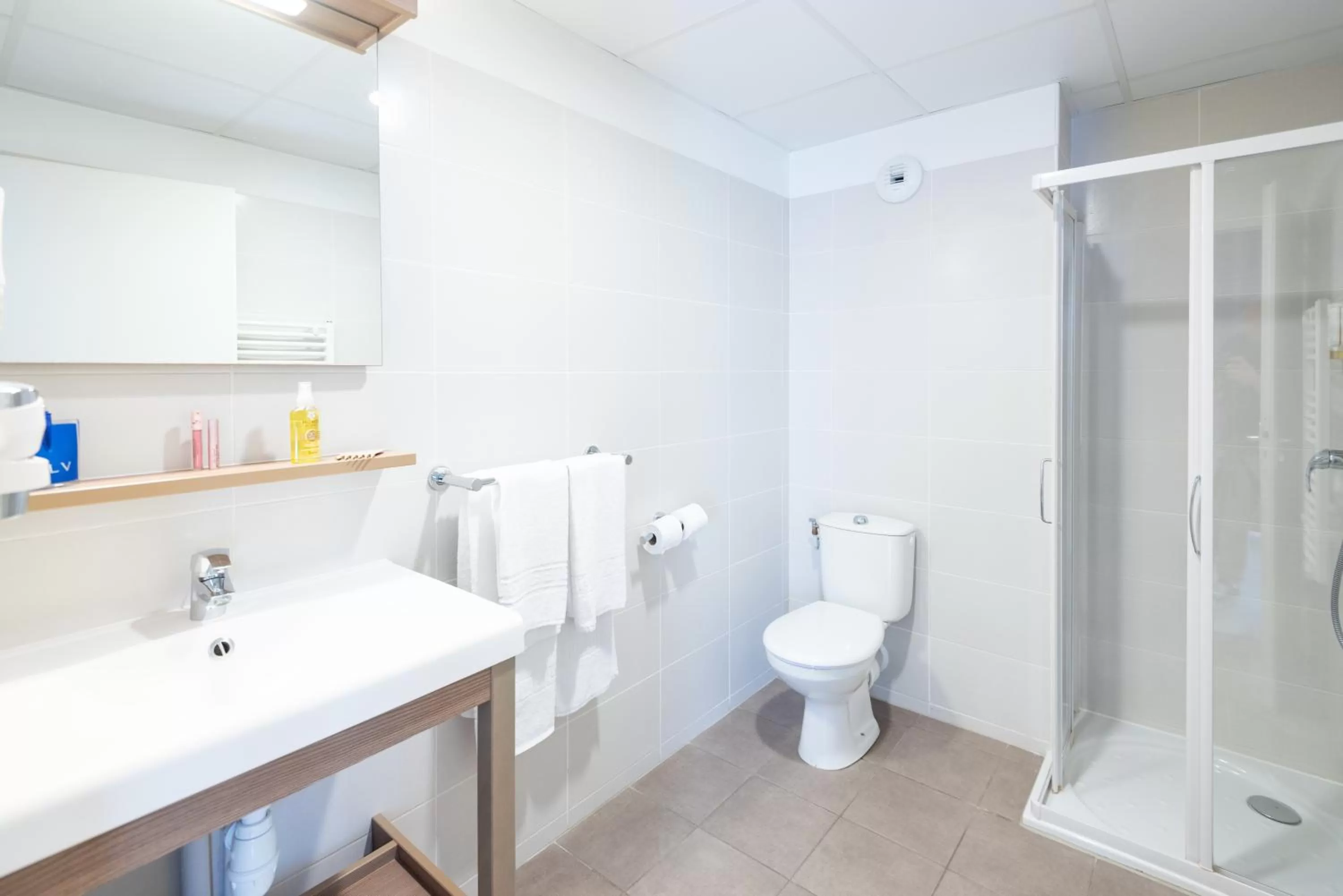 Bathroom in Zenitude Hôtel-Résidences Narbonne Centre