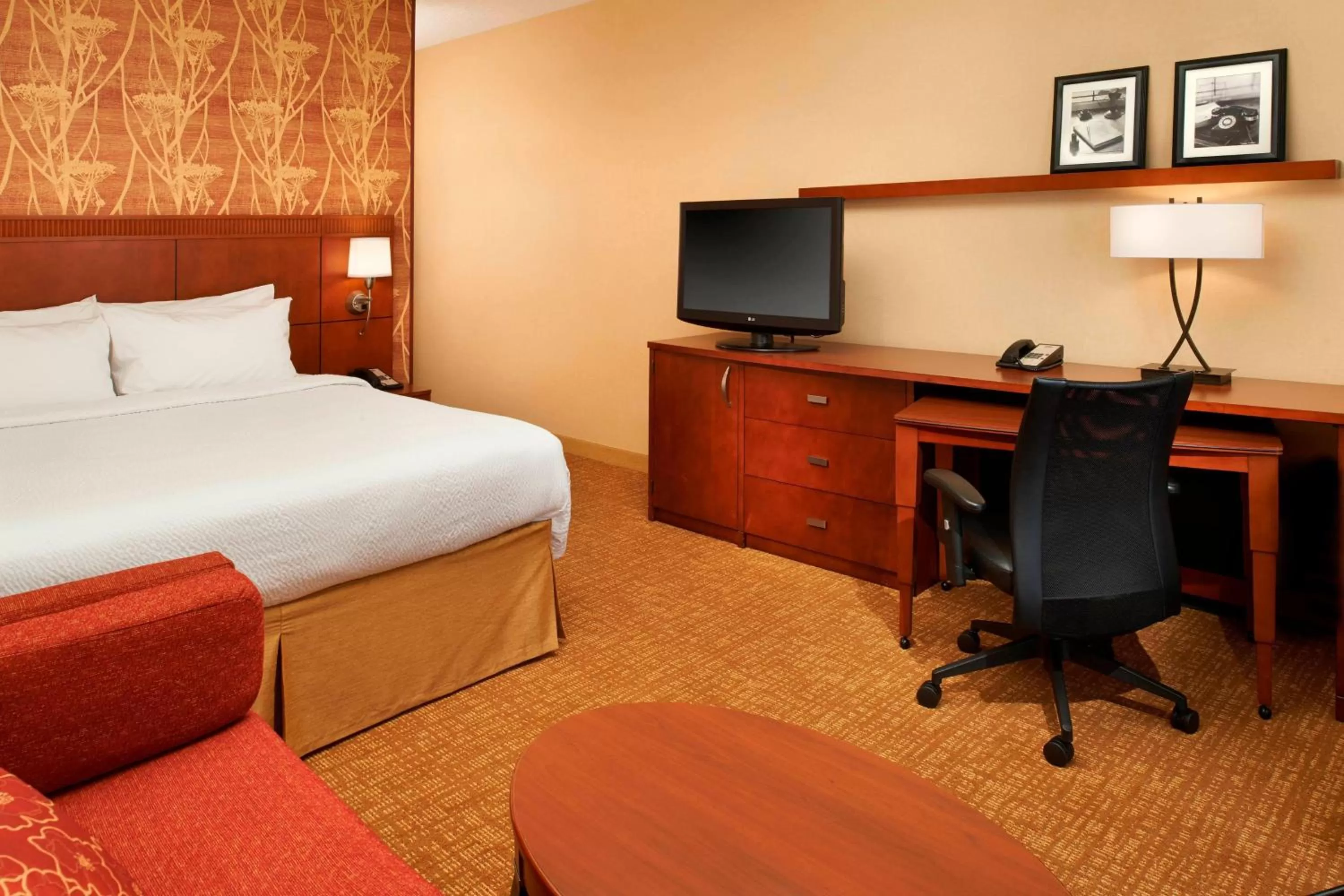 King Room with Sofa Bed and Adapted Tub - Mobility and Hearing Accessible in Courtyard by Marriott Chicago Waukegan / Gurnee