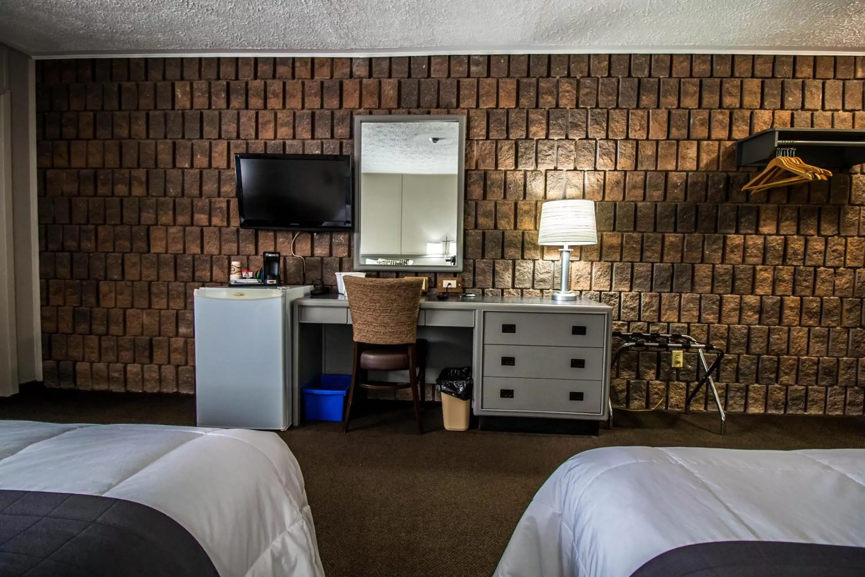 Bedroom, TV/Entertainment Center in Companion Hotel Motel