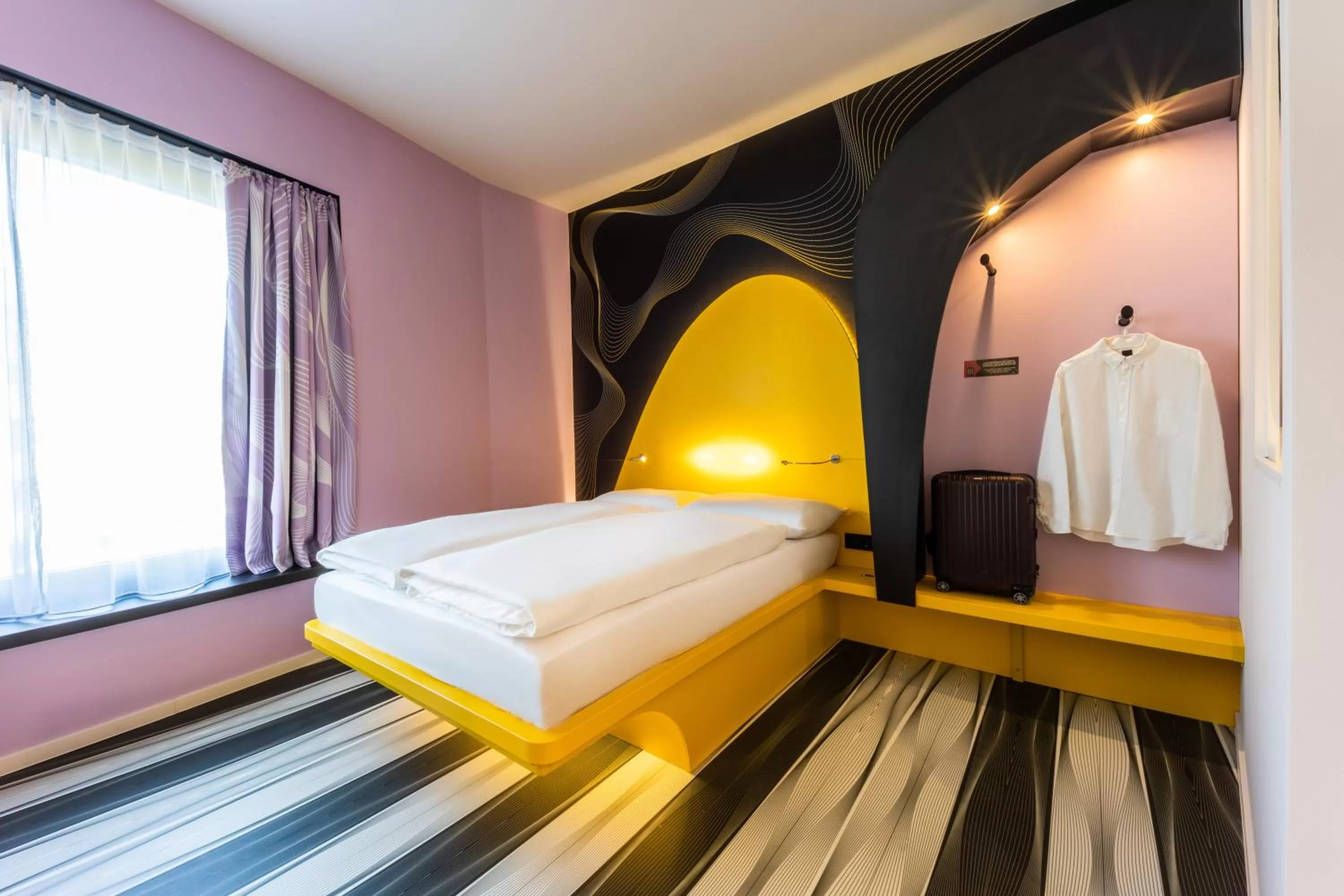 Photo of the whole room, Bed in Prize by Radisson, Bonn City