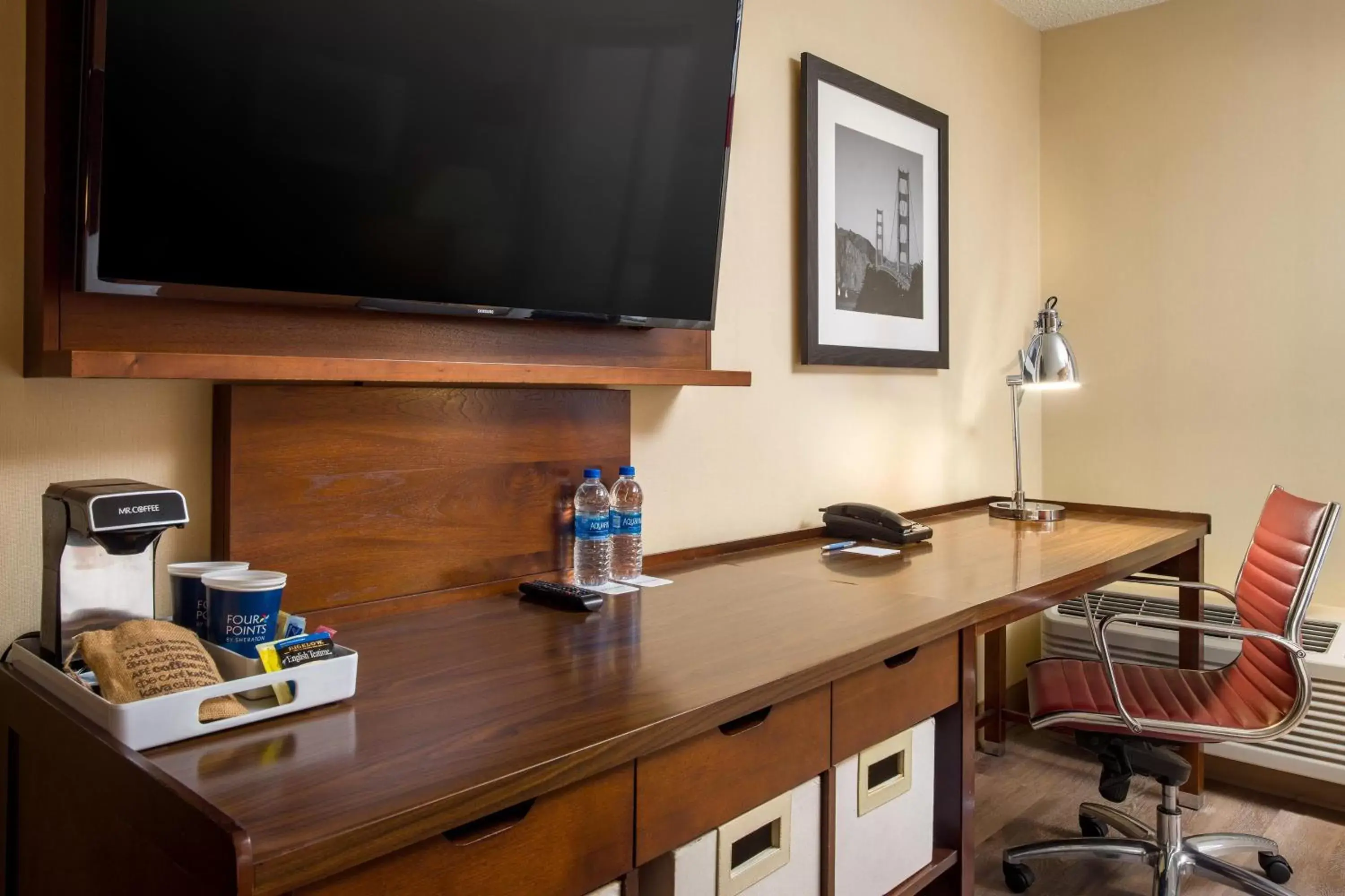 Photo of the whole room, TV/Entertainment Center in Four Points by Sheraton - San Francisco Bay Bridge