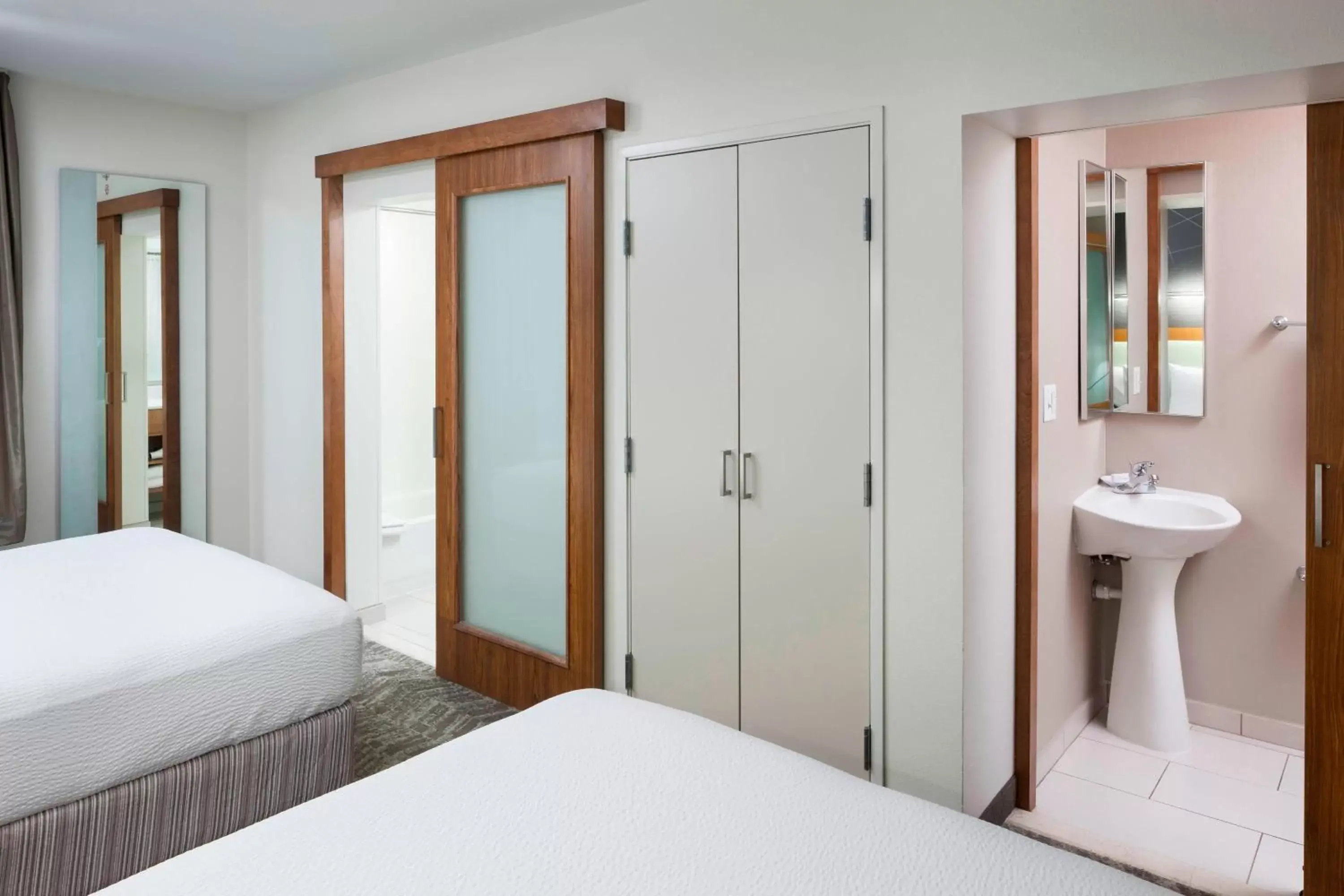 Bathroom, Bed in SpringHill Suites by Marriott Salt Lake City Airport