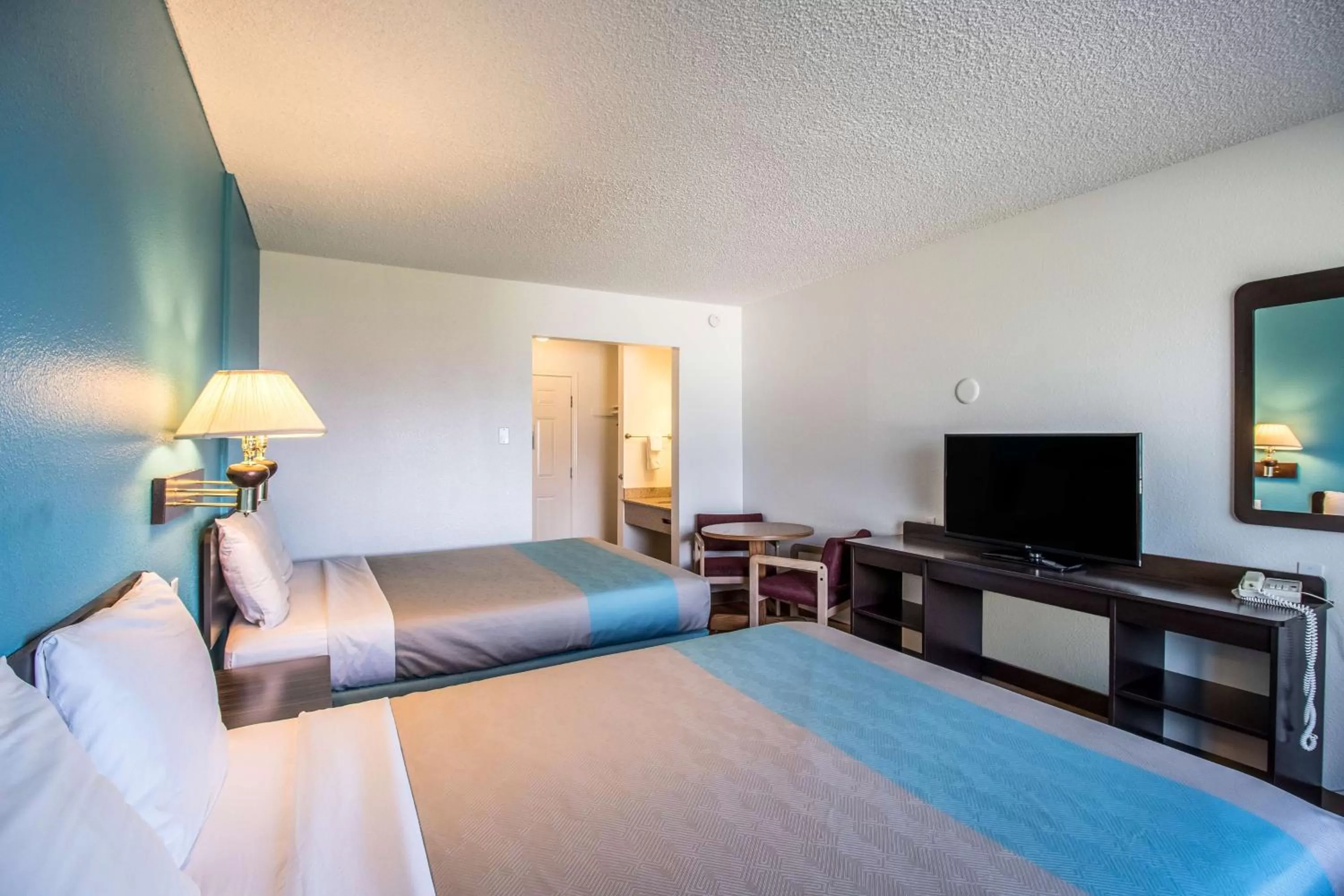 TV and multimedia, Bed in Motel 6-Astoria, OR