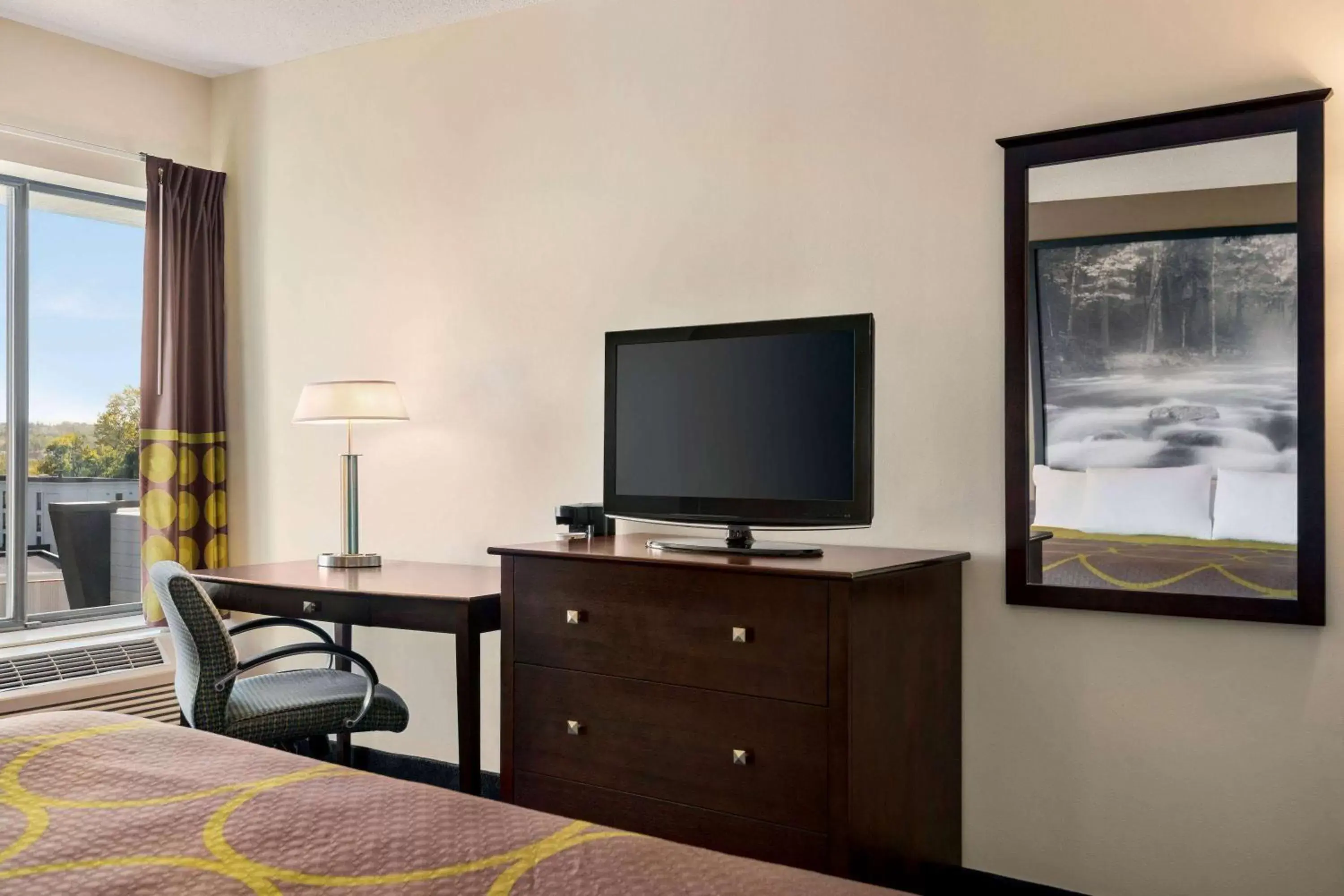Photo of the whole room, TV/Entertainment Center in Super 8 by Wyndham Liverpool/Syracuse North Airport