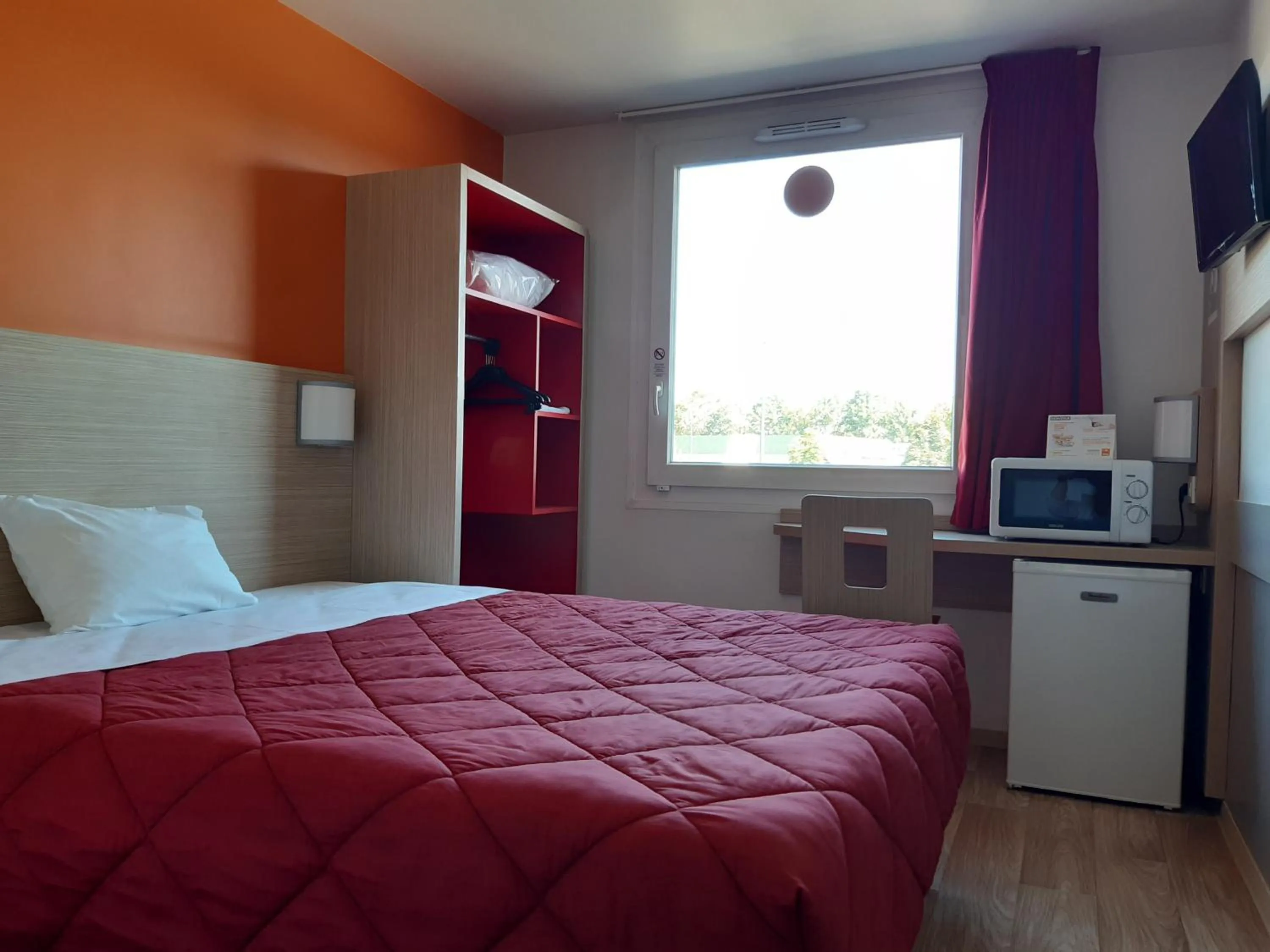 Kitchen or kitchenette, Bed in Premiere Classe Reims Nord - Bétheny