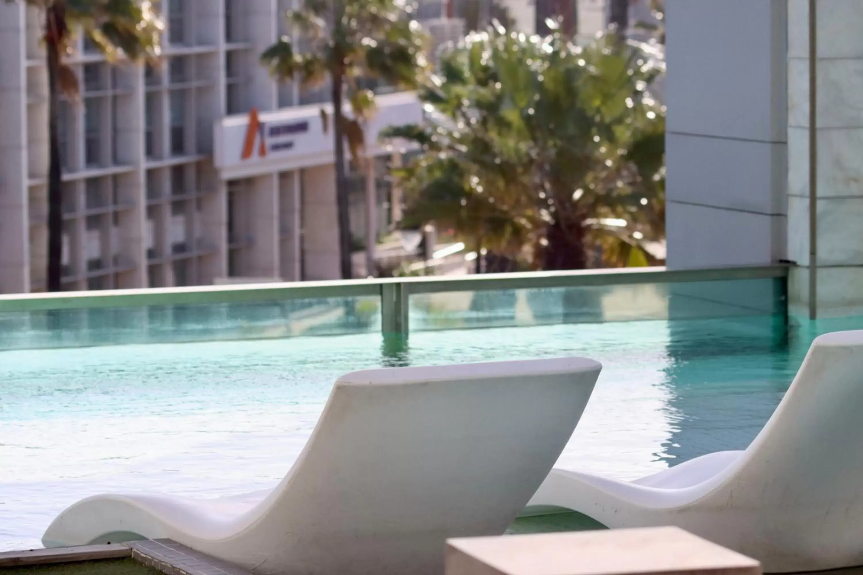 Swimming Pool in Cape Town Marriott Hotel Crystal Towers