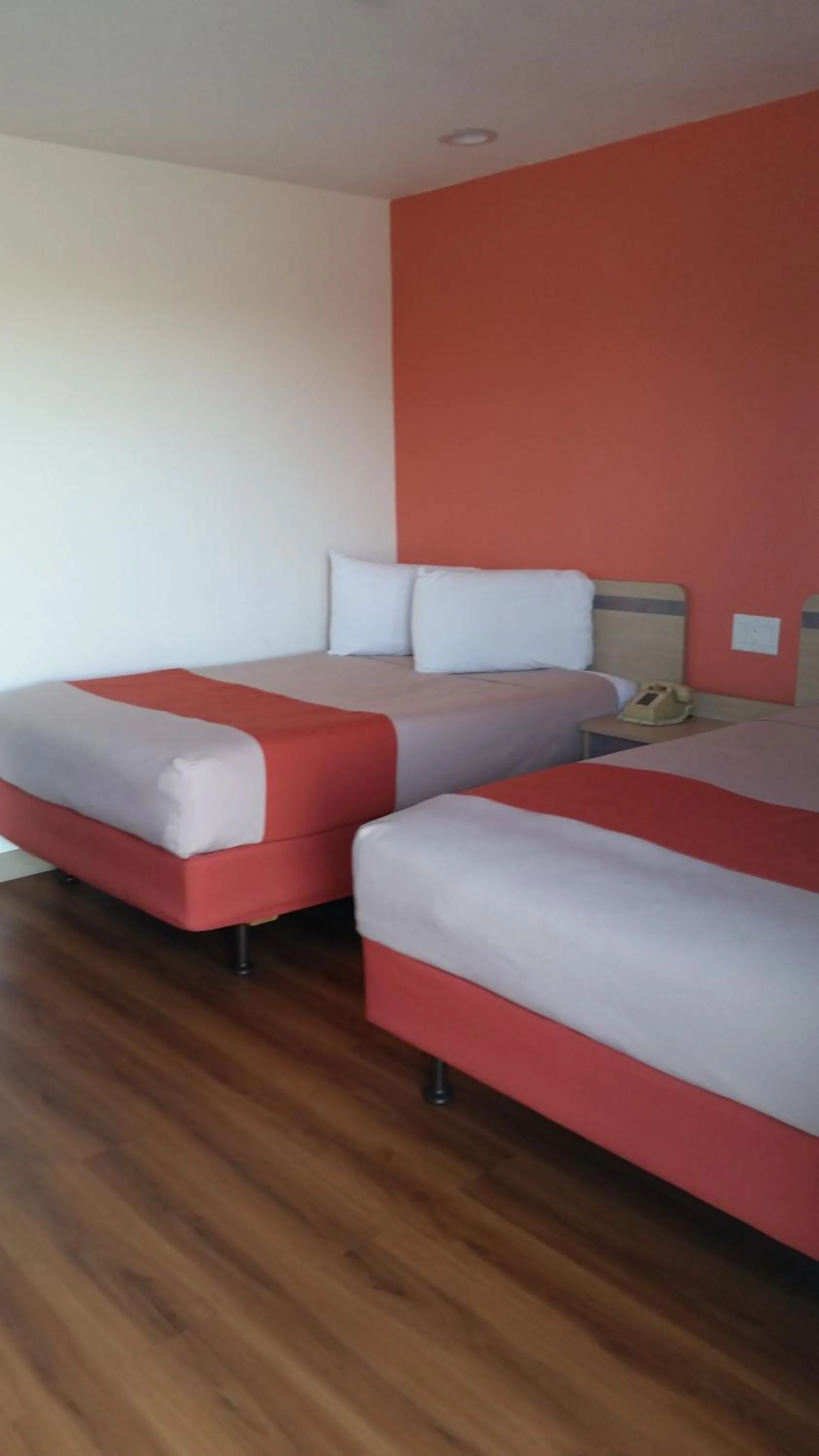 Photo of the whole room, Bed in Motel 6 Lost Hills / Buttonwillow Racetrack