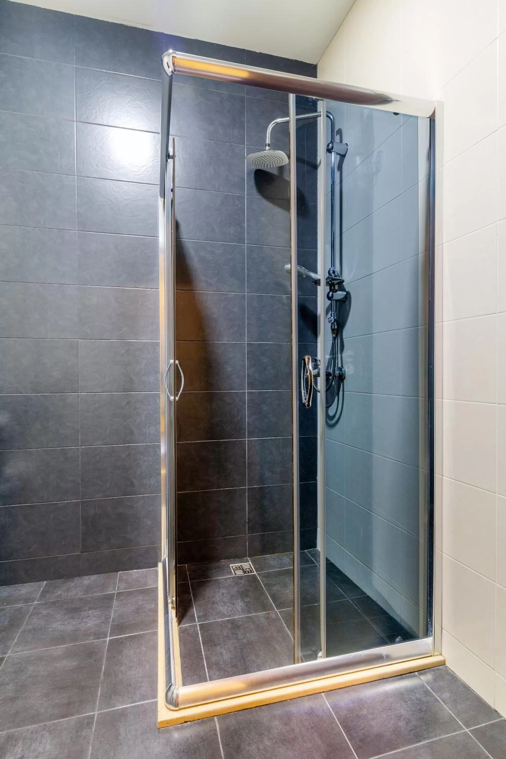 Shower in Hotel Marlyn