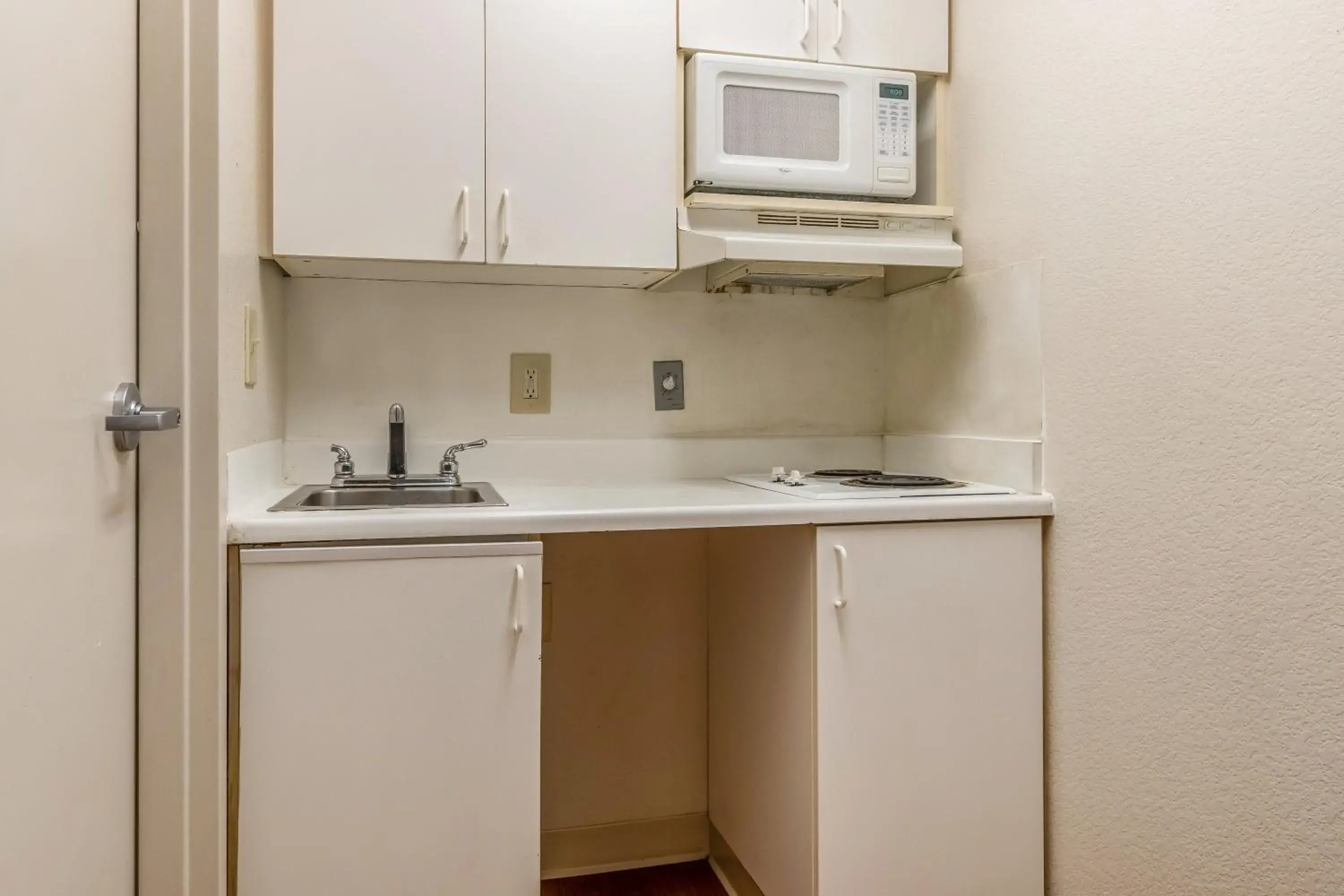 Photo of the whole room, Kitchen/Kitchenette in HomeTowne Studios by Red Roof Phoenix - West