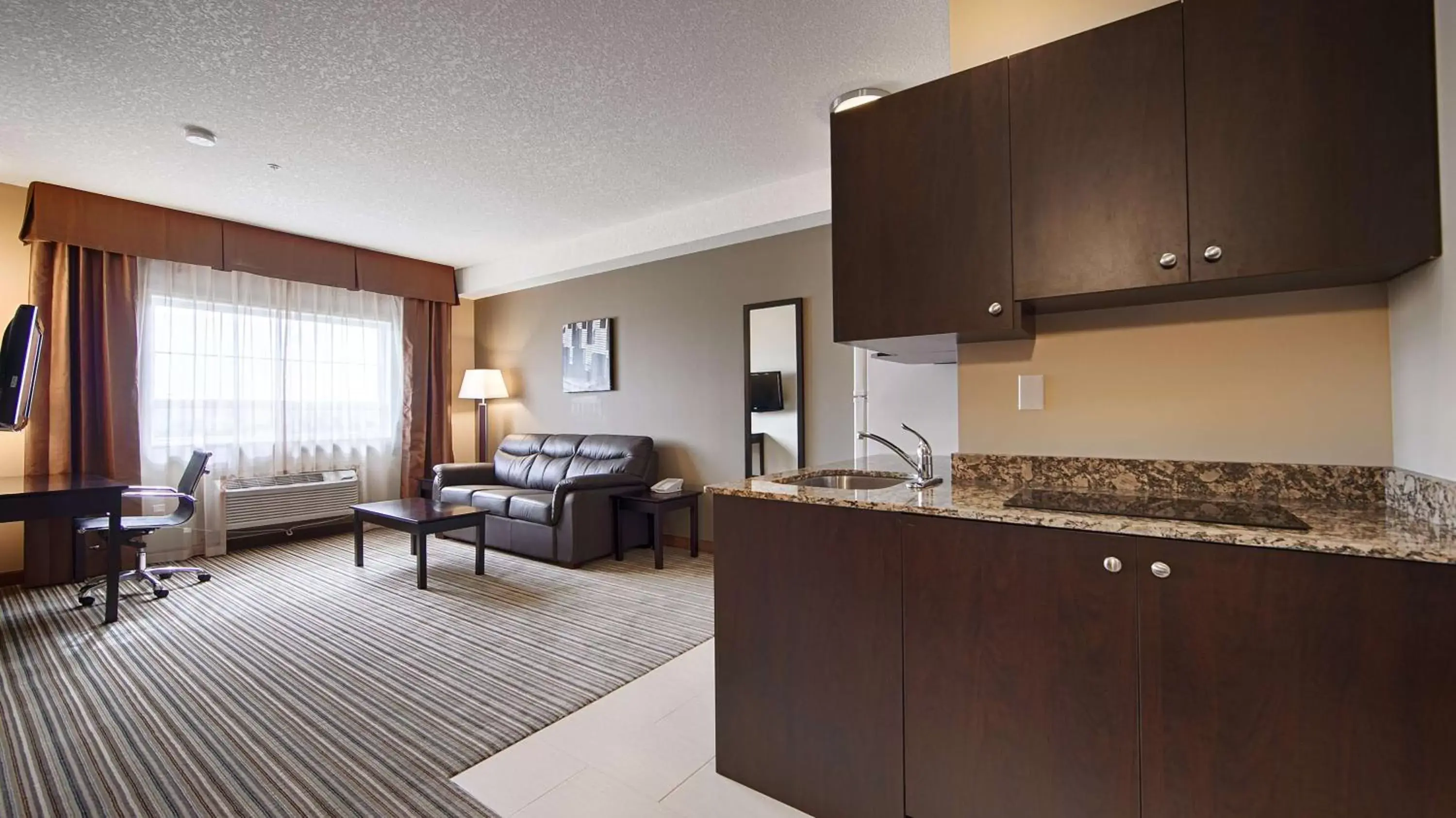 Photo of the whole room, Kitchen/Kitchenette in Best Western Plus Peace River Hotel & Suites